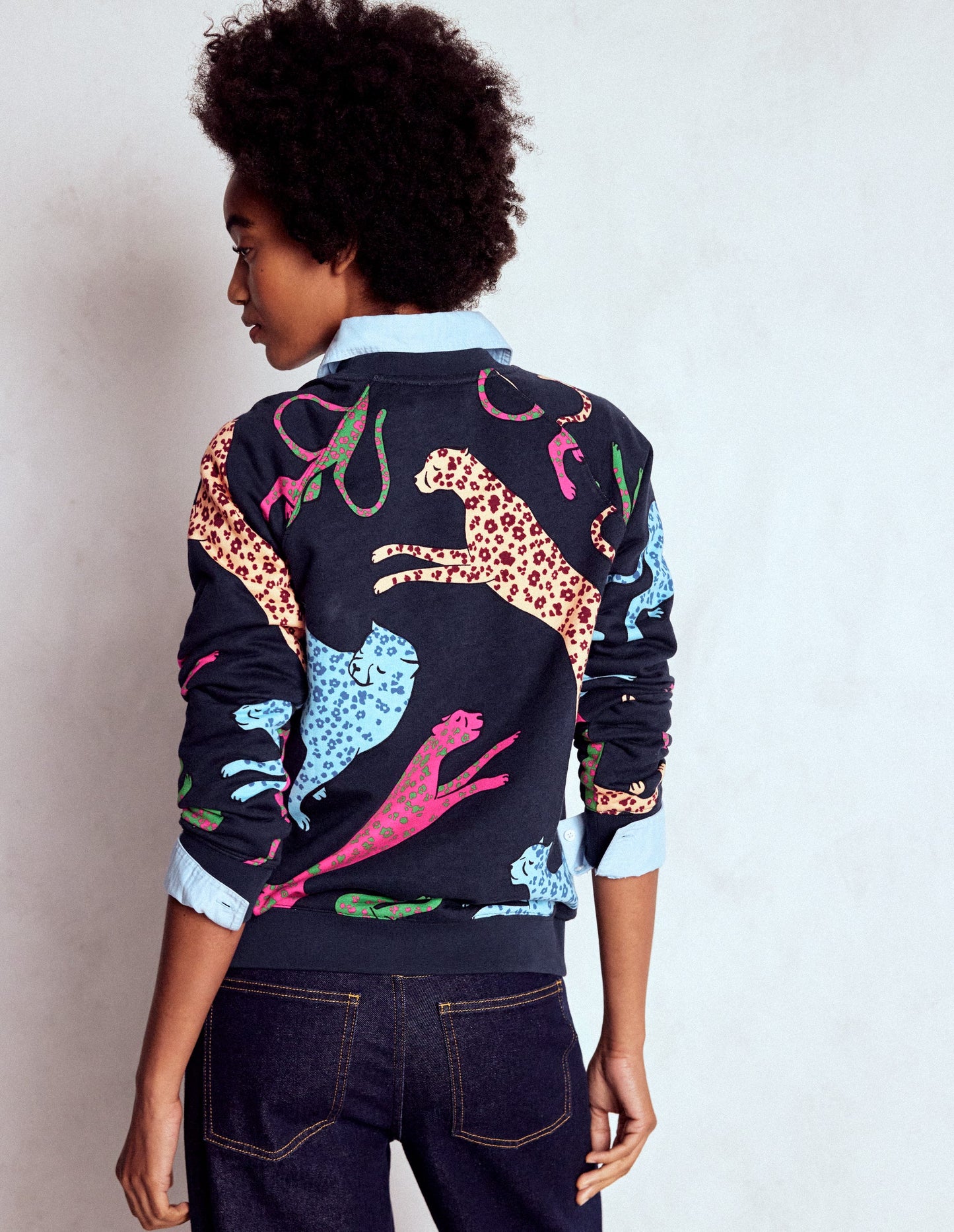 Rosa Bedrucktes Sweatshirt-Marineblau, Springender Leopard