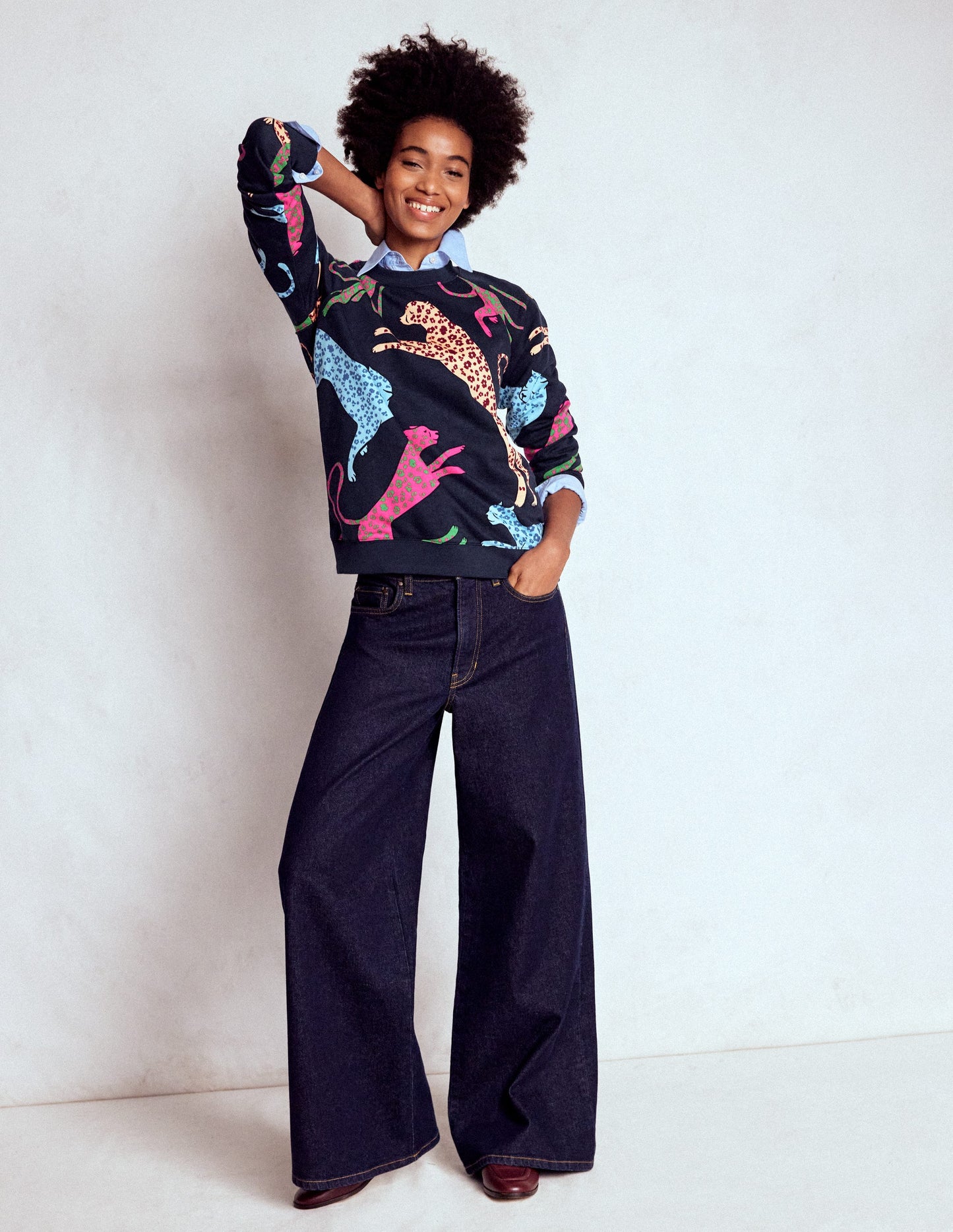 Rosa Bedrucktes Sweatshirt-Marineblau, Springender Leopard