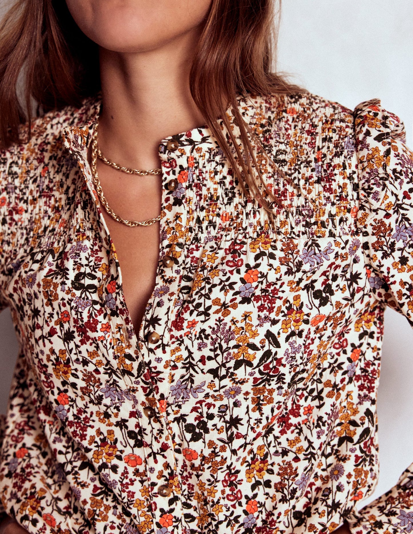 Cord-Oberteil mit gesmokter Passe-Naturweiß Blumenmuster