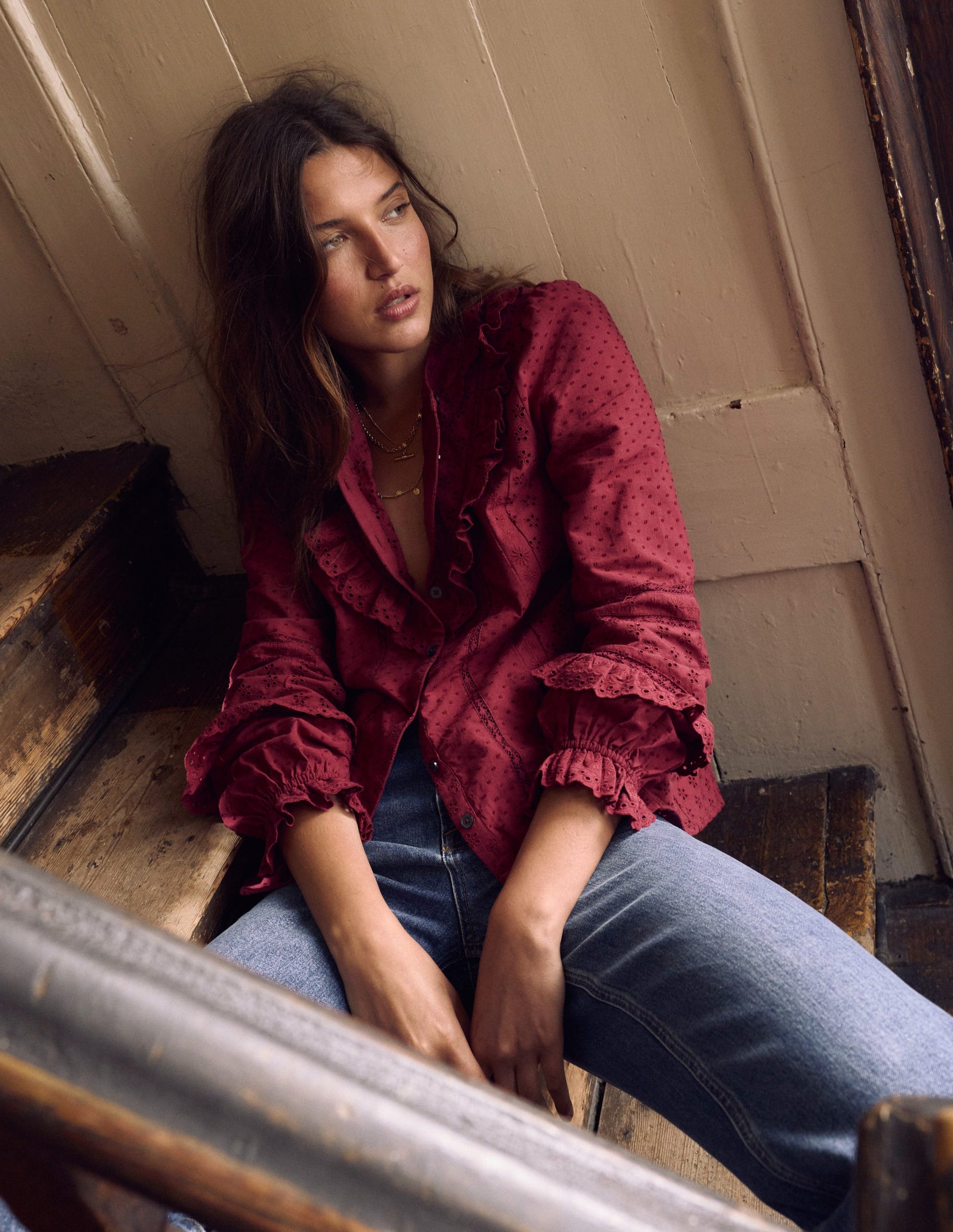 Oberteil mit Lochstickerei und Rüschen-Rubinrot-1