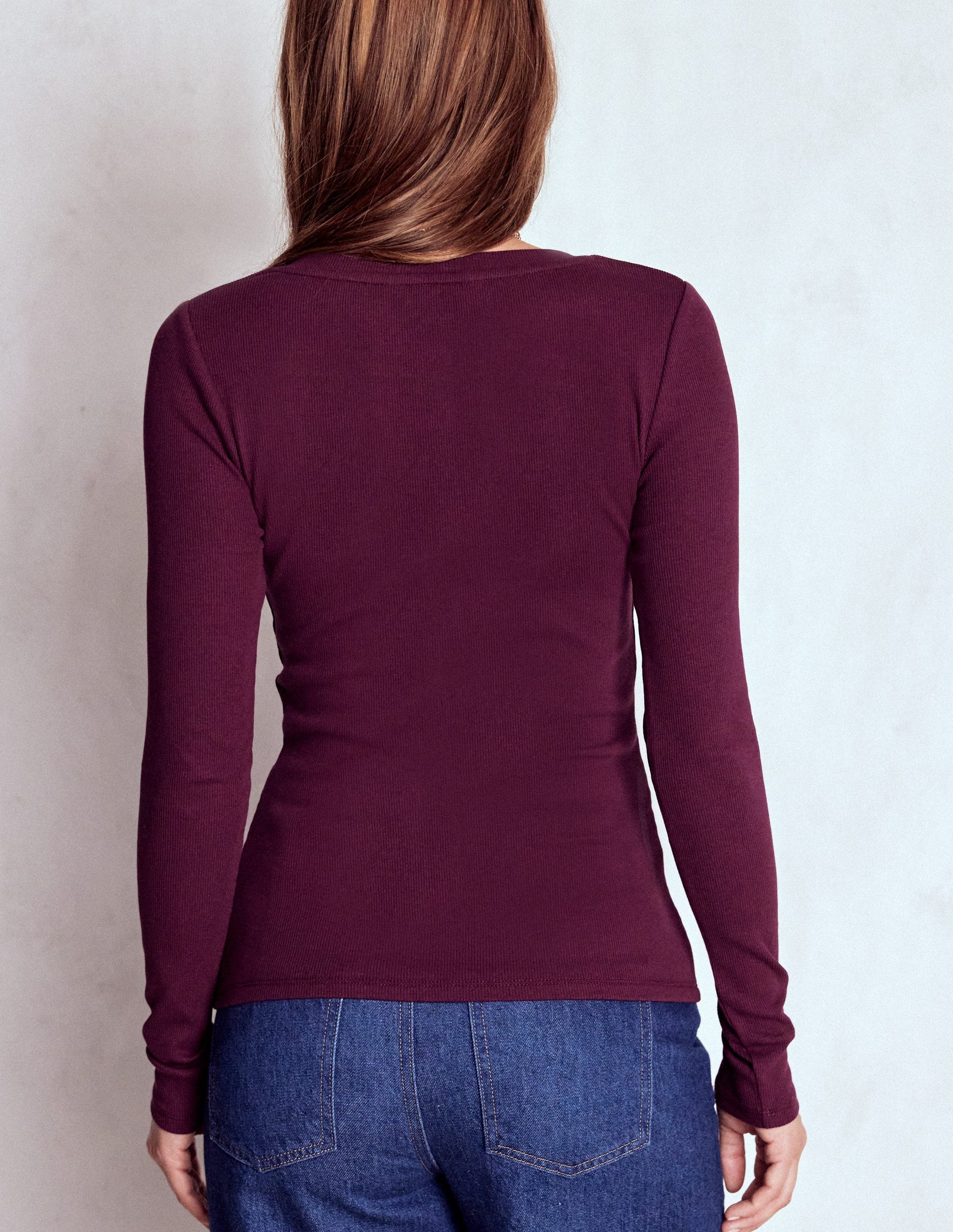 Evie Oberteil aus Rippstrick mit durchgehender Knopfleiste-Bordeauxrot-3