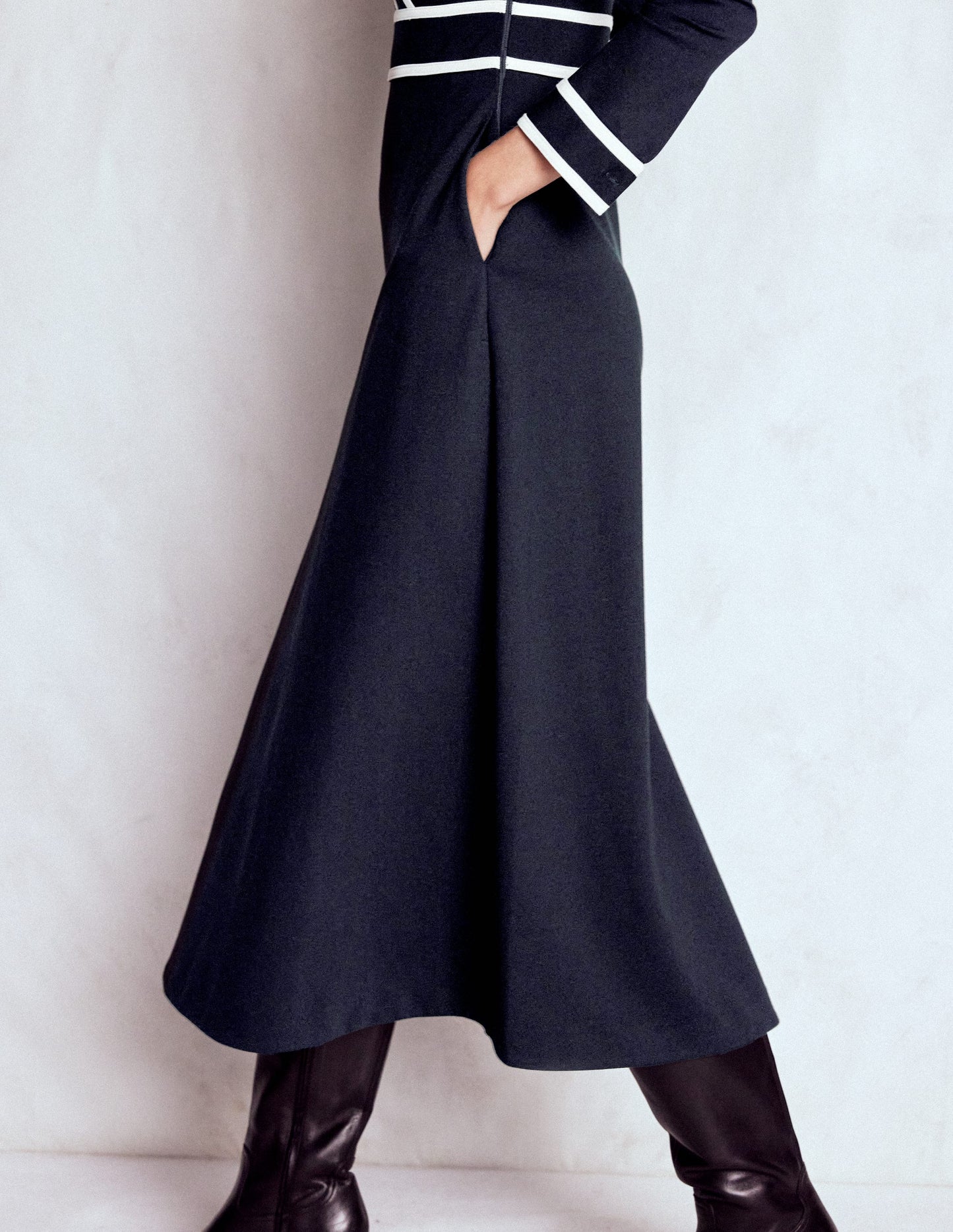 Kontrastierendes Ponte-Midikleid-Marineblau