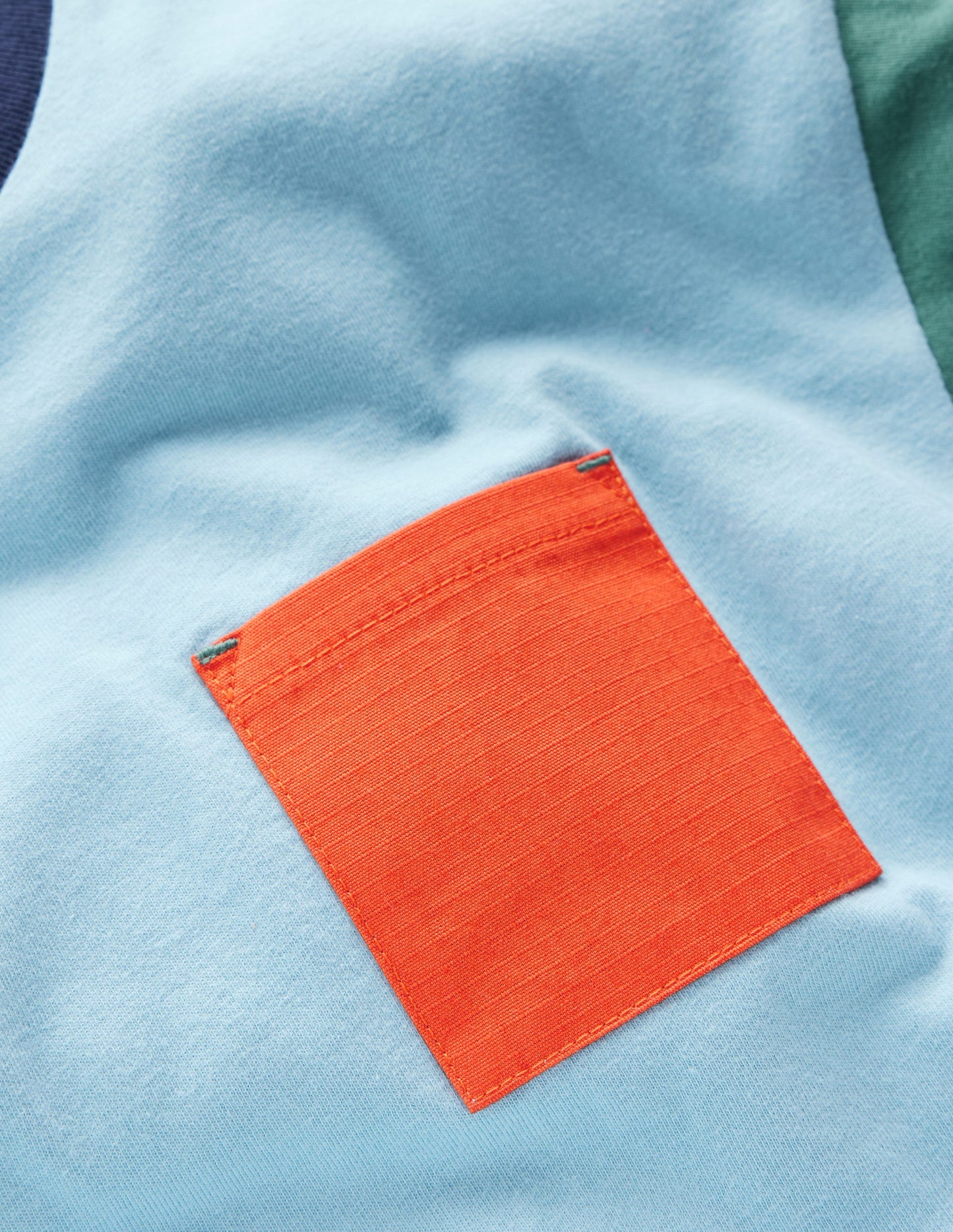 Lockeres T-Shirt mit Tasche aus reißfestem Material-Gletschersee/Koi/Blautanne