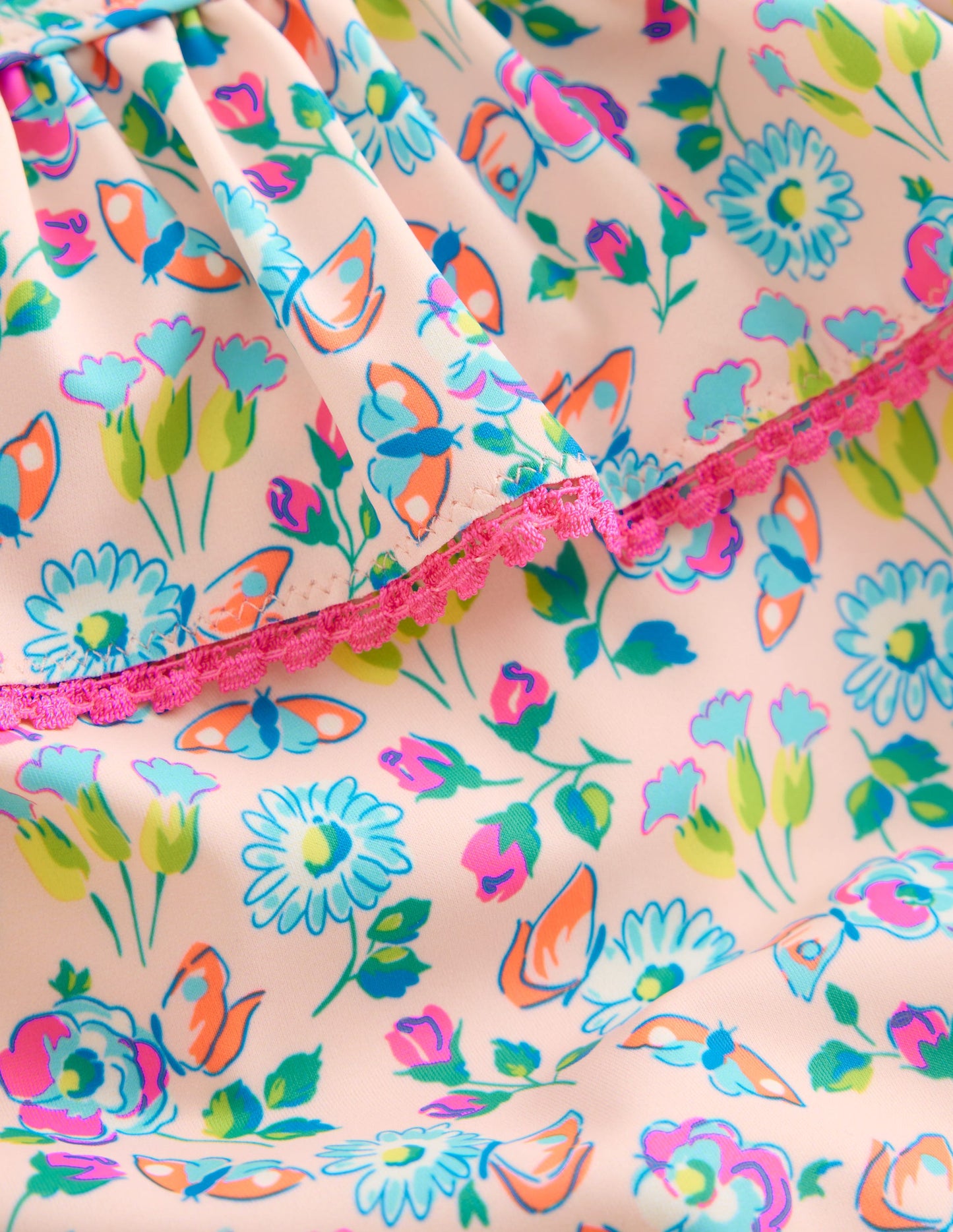 Lila Badeanzug mit einem Träger-Kreiderosa Schmetterlinge Blumenmuster