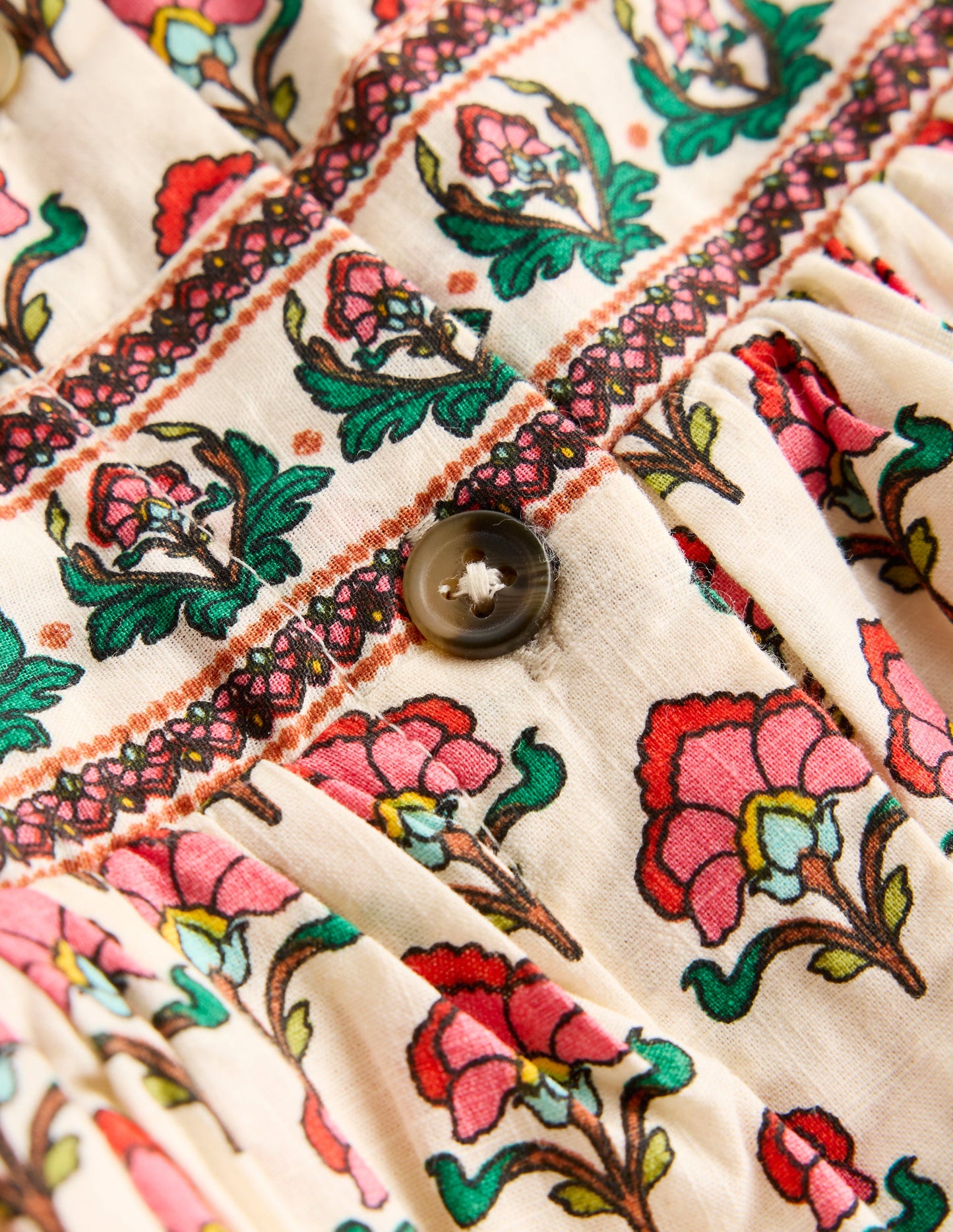 Remy Kleid mit durchgehender Knopfleiste-Holzschnittmuster