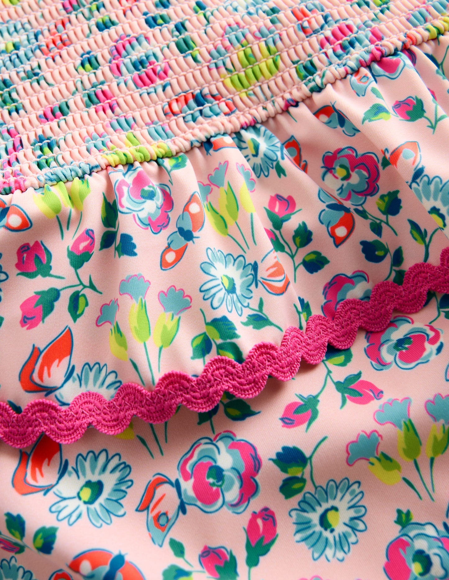 Gesmokter Badeanzug mit Schößchen-Kreiderosa Schmetterlinge Blumenmuster