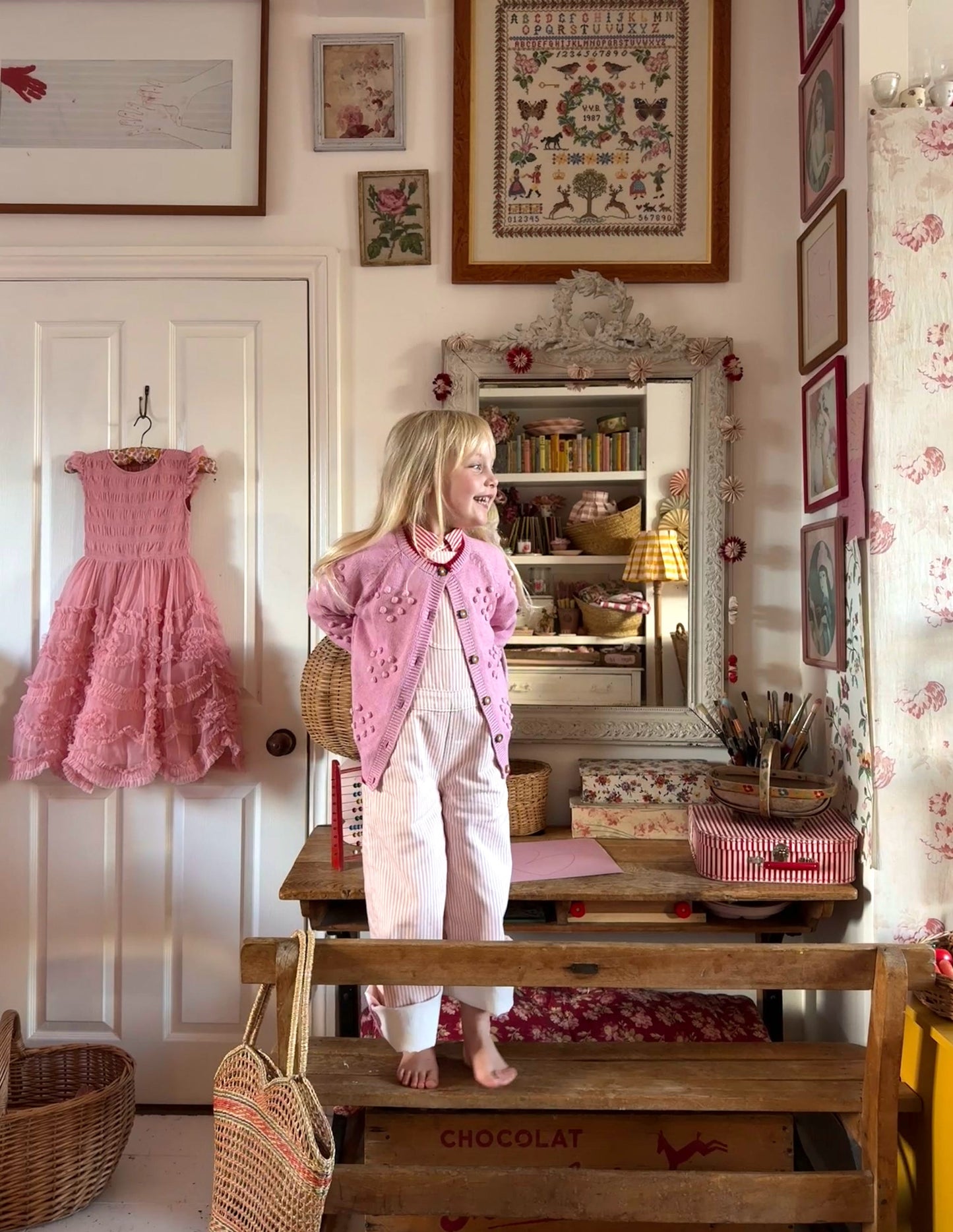 Latzhose mit weitem Bein-Rosa Drillich Streifen