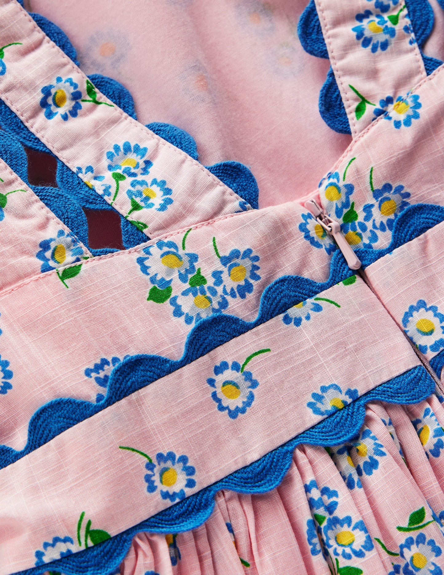 Robe virevoltante à détails en zigzag-Pâquerette rose craie