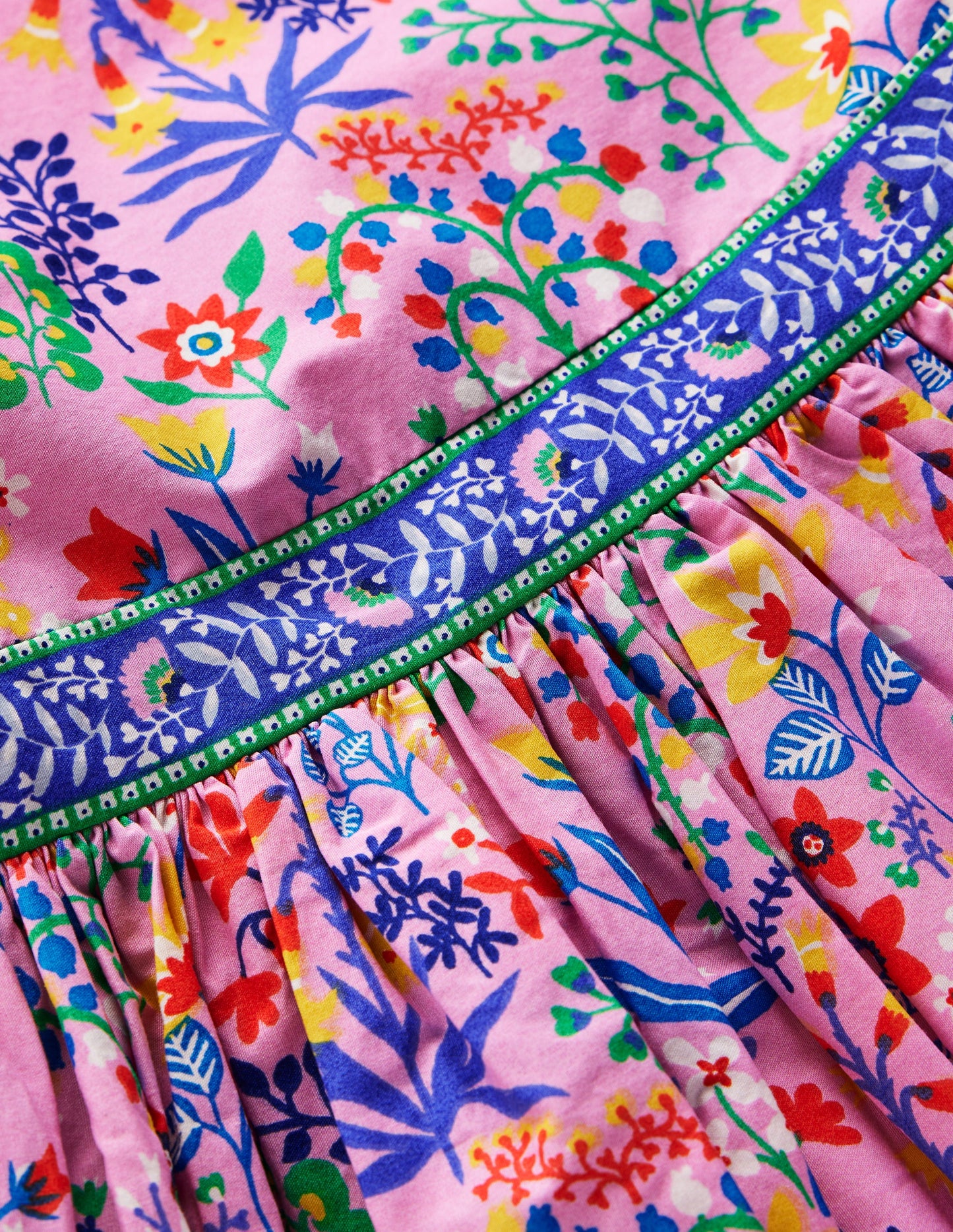 Ausgestelltes Trägerkleid mit bunten Trägern-Wiesenrosa Garten Blumenmuster