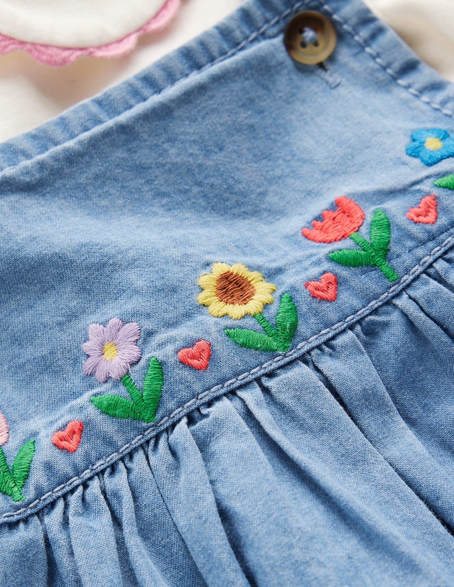 Besticktes Schürzenkleid-Set-Faux-Uni, Blumenstickerei