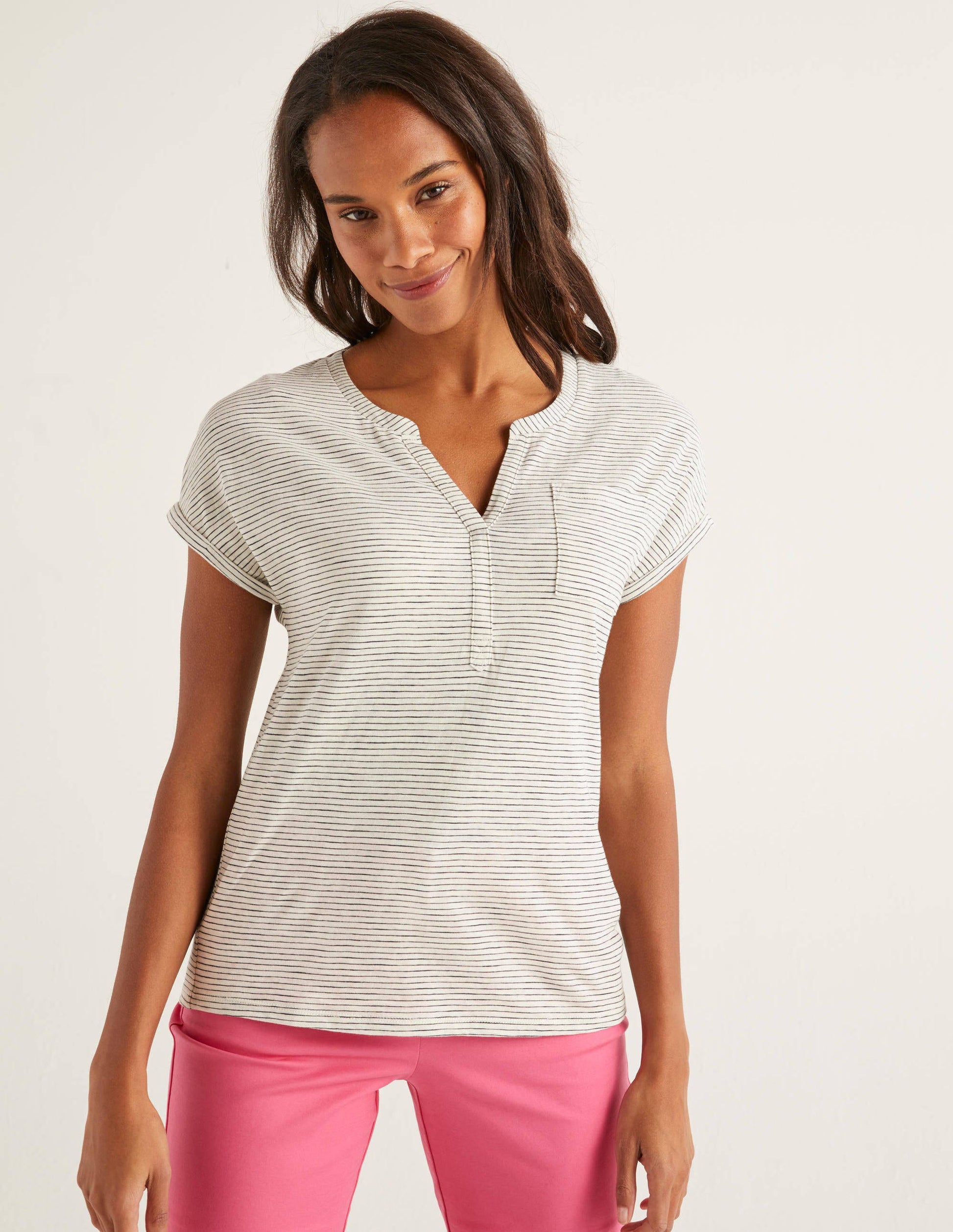 Das Baumwoll-T-Shirt mit umgekrempelten Bündchen-Naturweiß/Navy-1