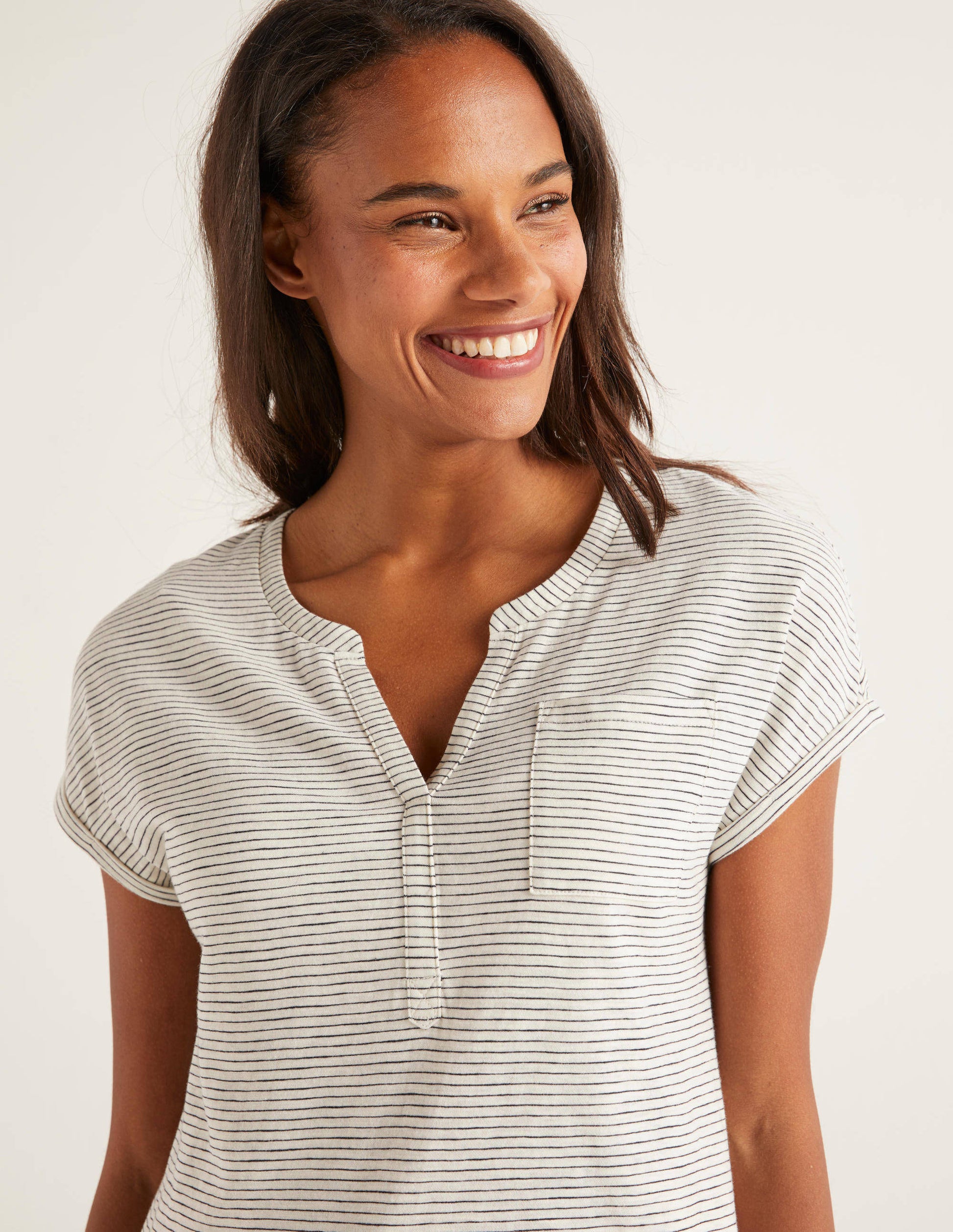 Das Baumwoll-T-Shirt mit umgekrempelten Bündchen-Naturweiß/Navy-2