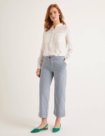 Verkürzte Jeans mit weitem Bein-Feine Streifen