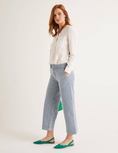 Verkürzte Jeans mit weitem Bein-Feine Streifen