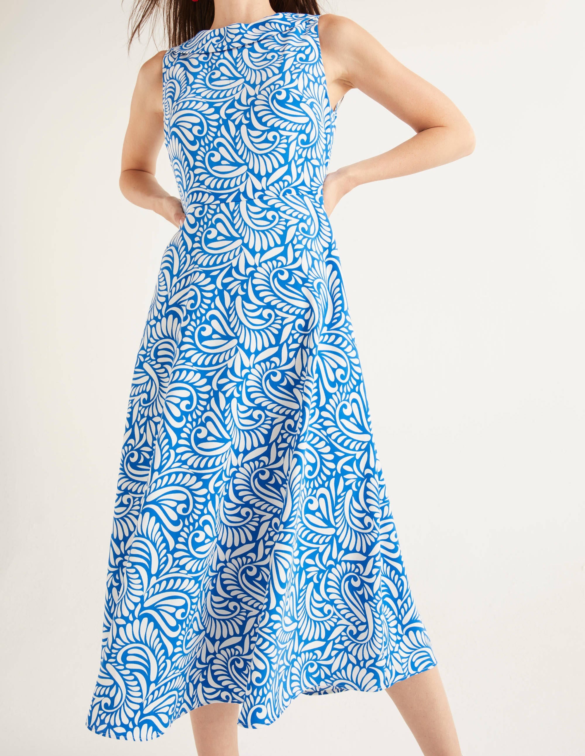 Robe midi Clarissa-Bleu audacieux, fougère torsadée - Image 1