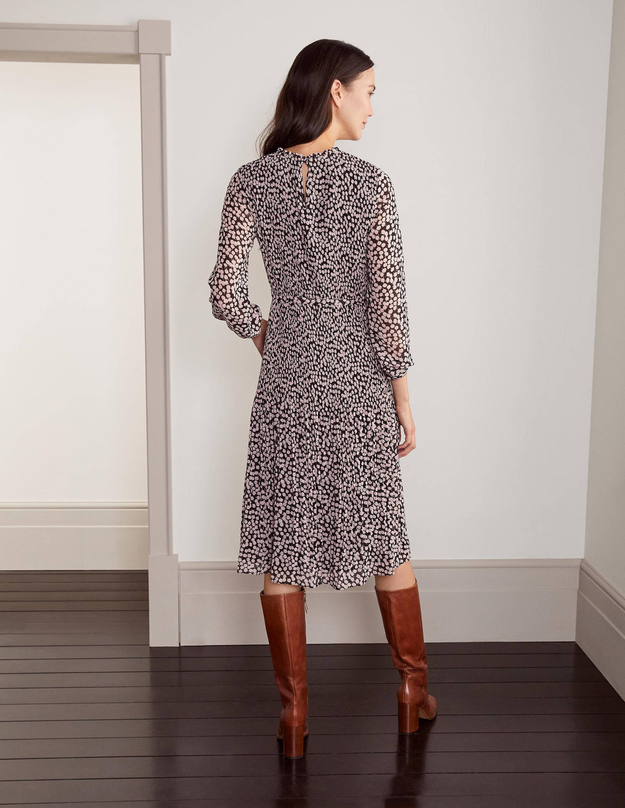 Nell Plissiertes Kleid-Schwarz/Milchshake, Blüten - Image 2