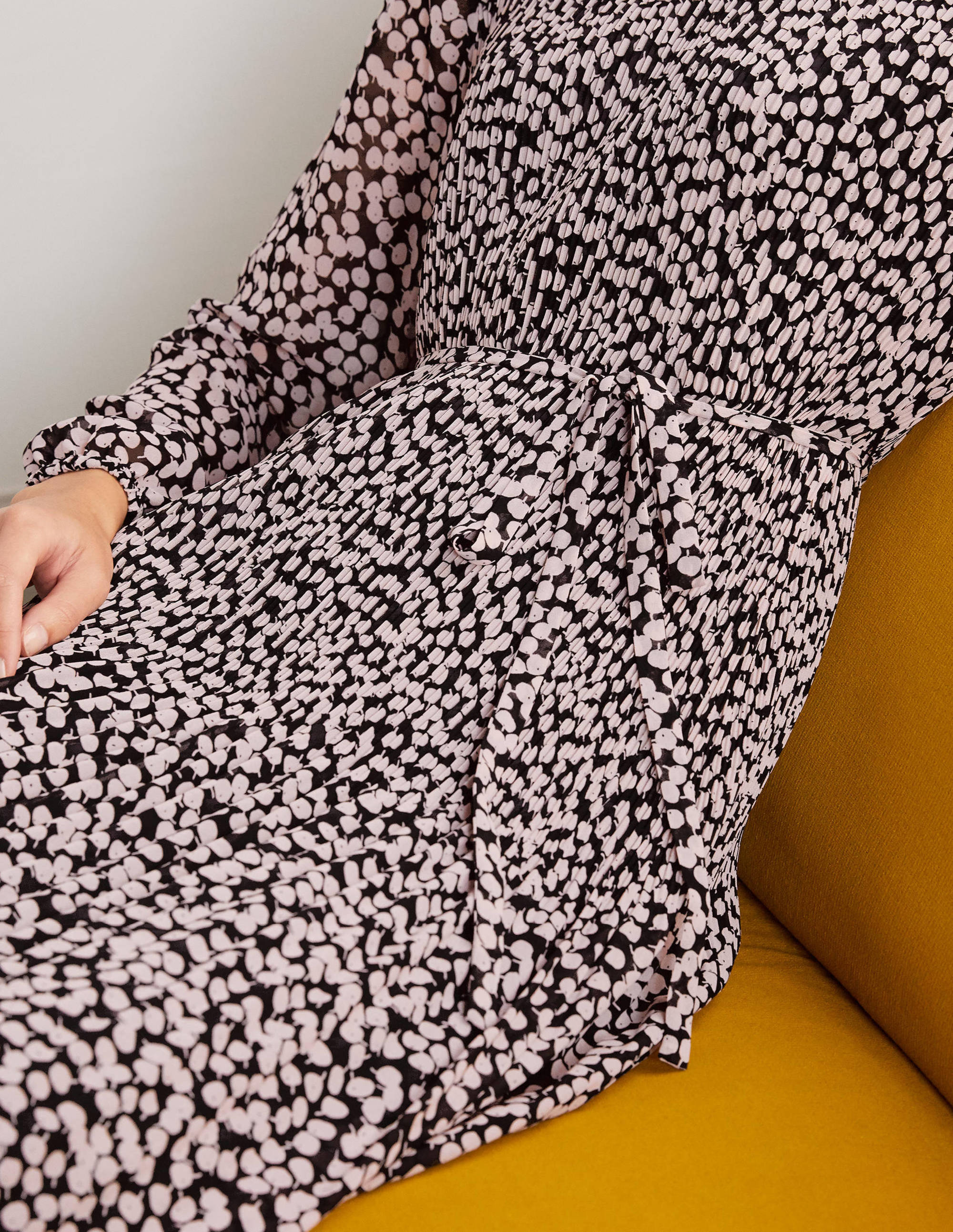 Nell Plissiertes Kleid-Schwarz/Milchshake, Blüten - Image 3