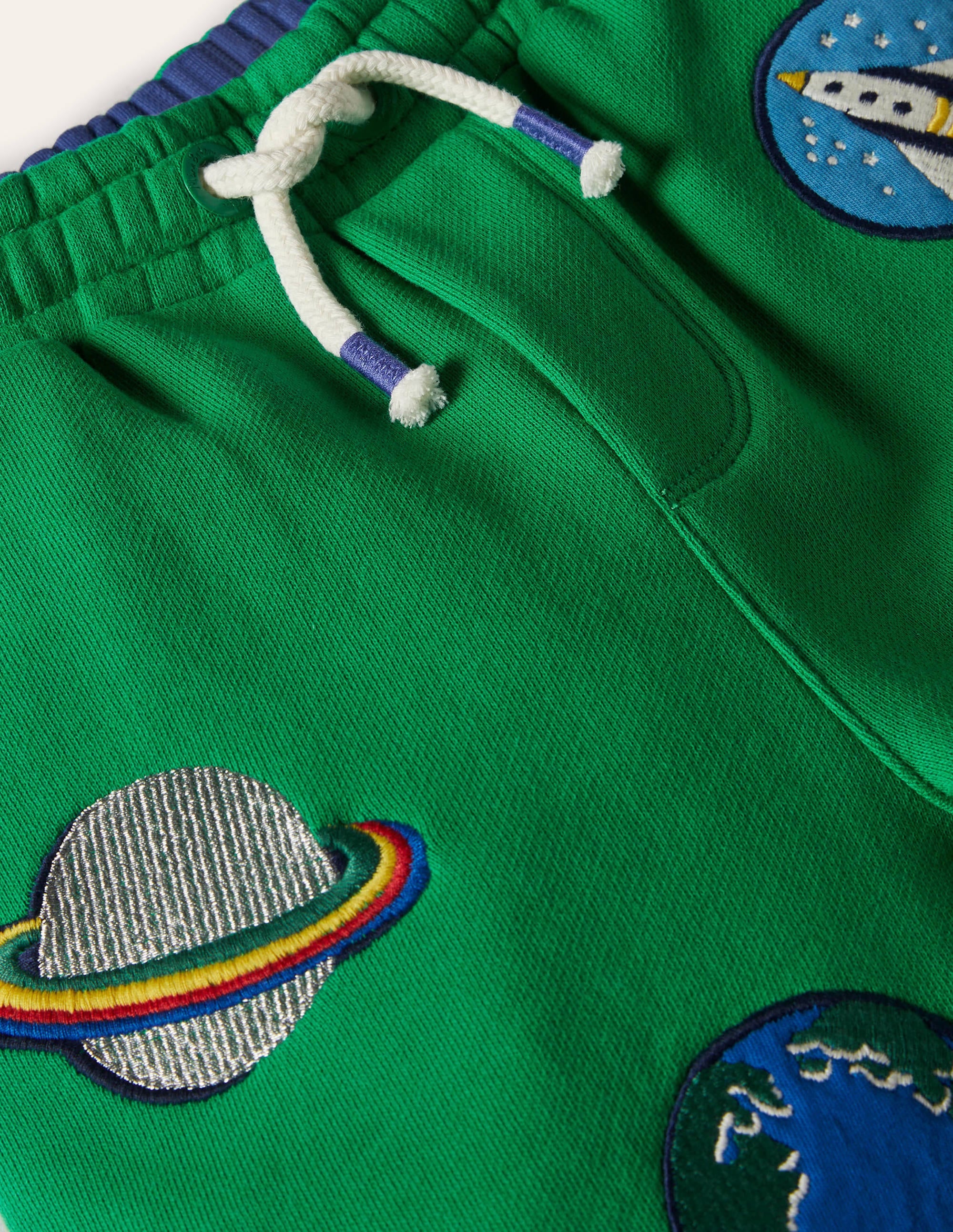Short de survêtement à appliqué-Badges spatiaux vert printemps - Image 3