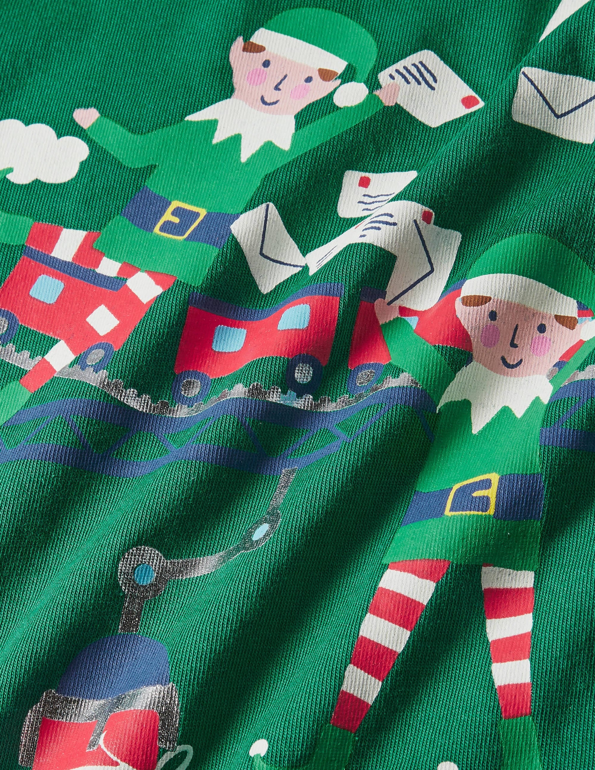 T-Shirt mit Weihnachtsmotiv-Schottengrün, Elfwerkstatt - Image 3
