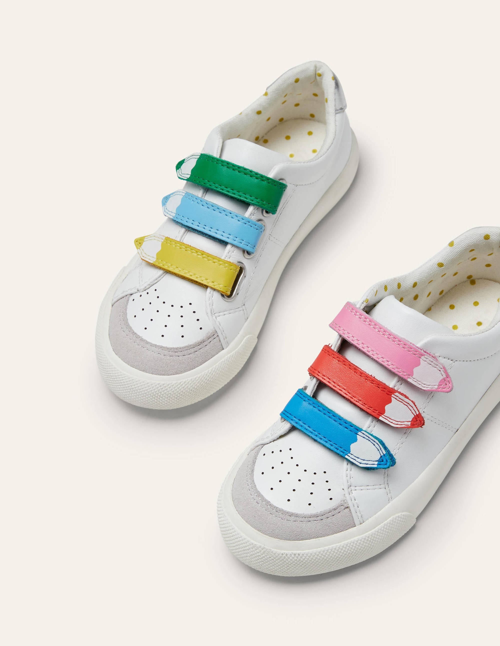 Niedrige Turnschuhe mit 3 Klettverschlüssen-Weiß, Regenbogenstifte - Image 1