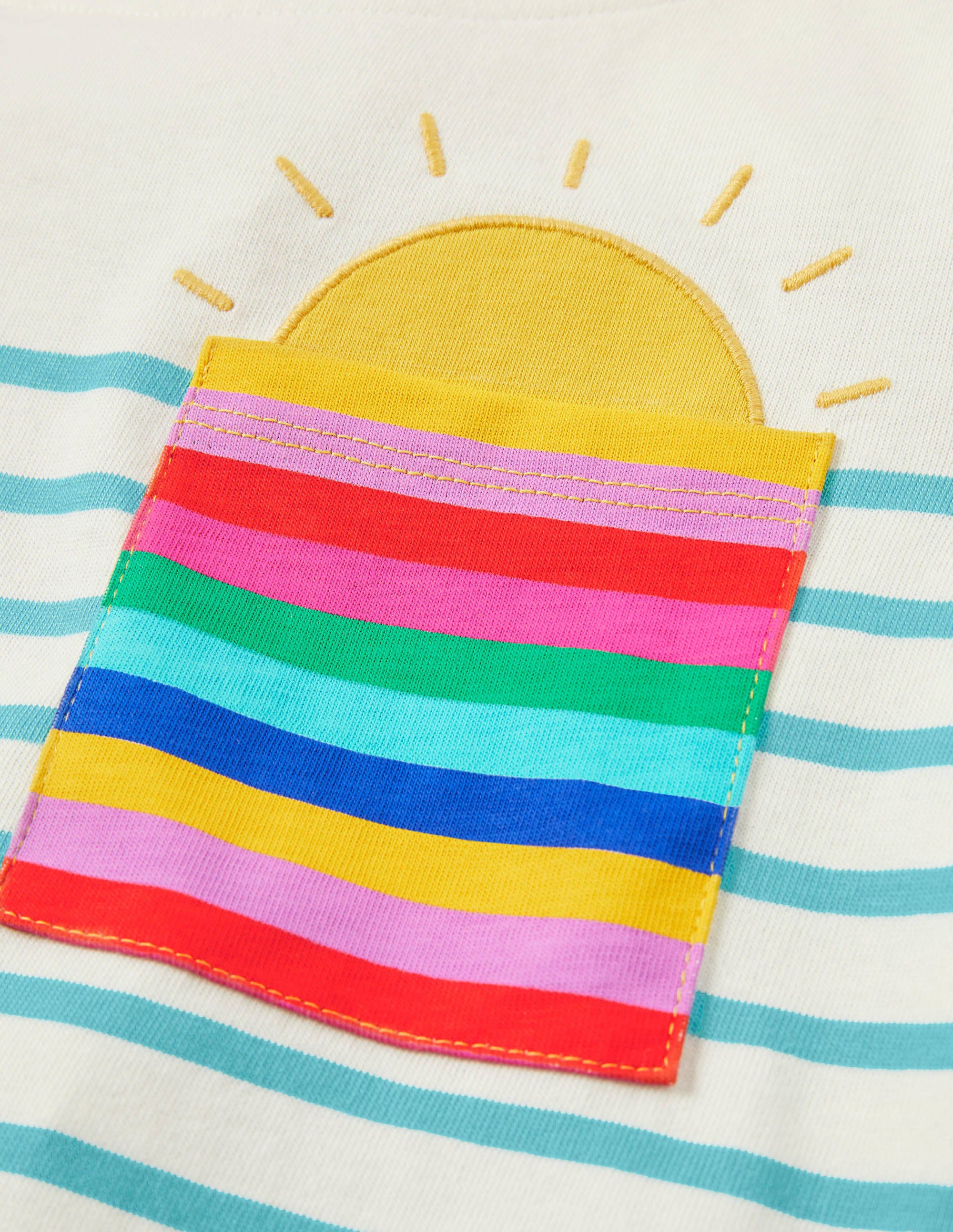 Kurzärmliges Bretonshirt-Naturweiß/Blau, Regenbogentasche - Image 3