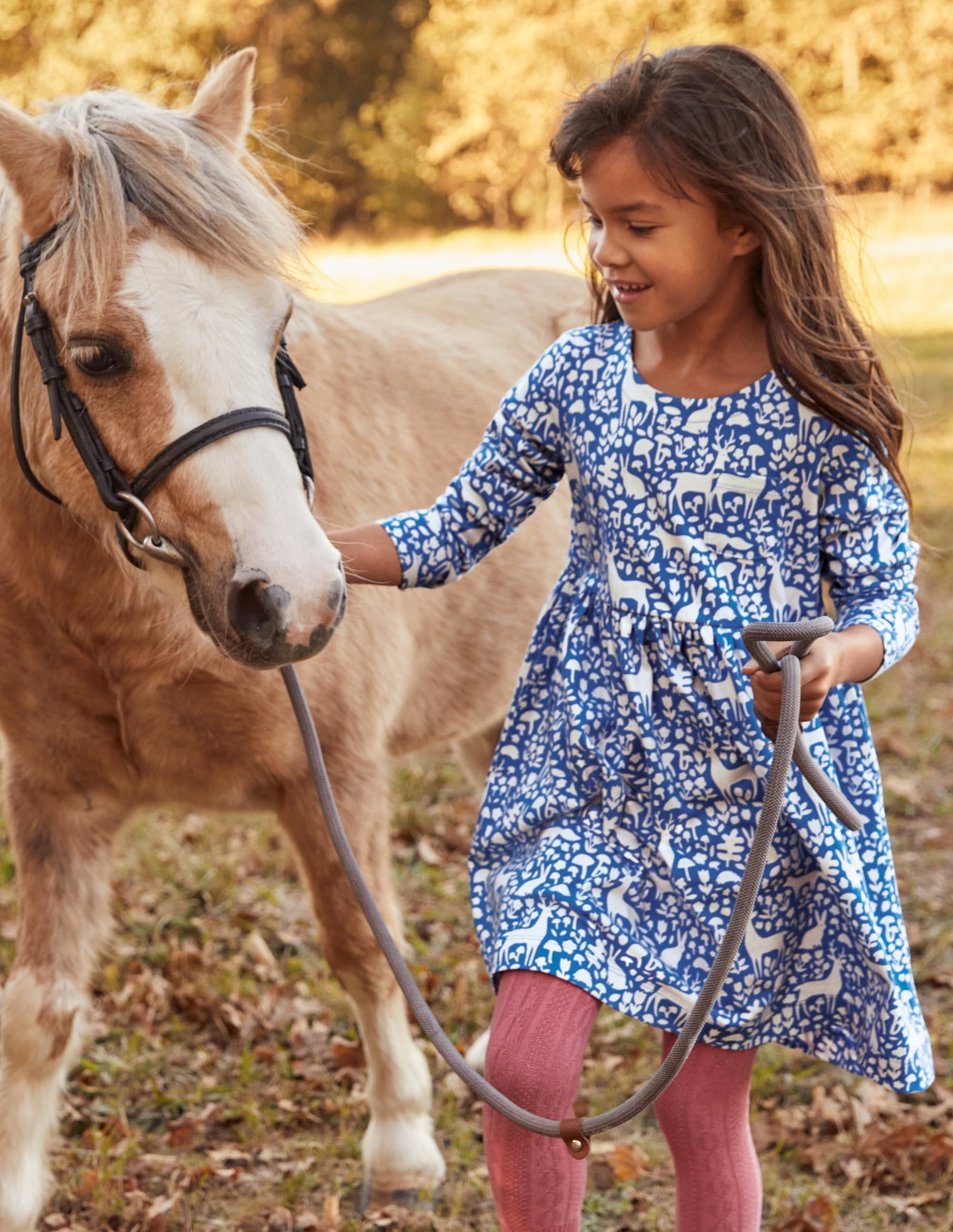 Fröhliches Jerseykleid mit langen Ärmeln-Elisabethanisches Blau, Waldmotiv - Image 4