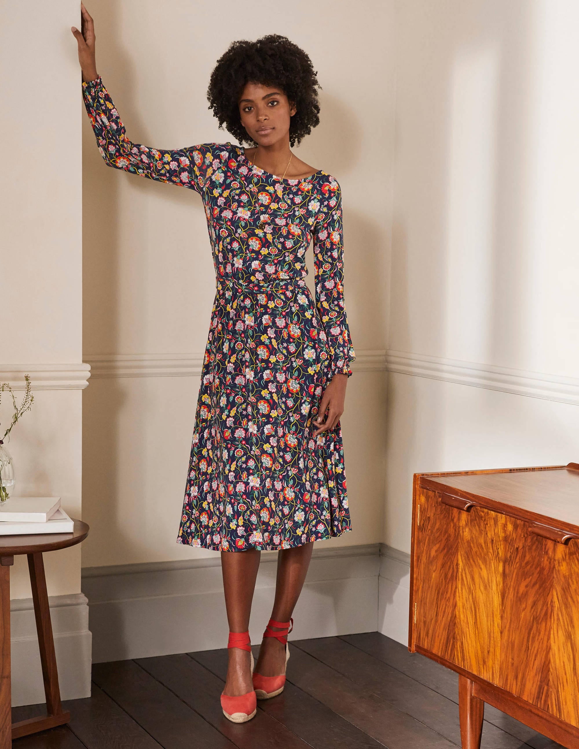 Evelyn Jersey-Midikleid-Französisches Navy, Üppige Blumen - Image 1