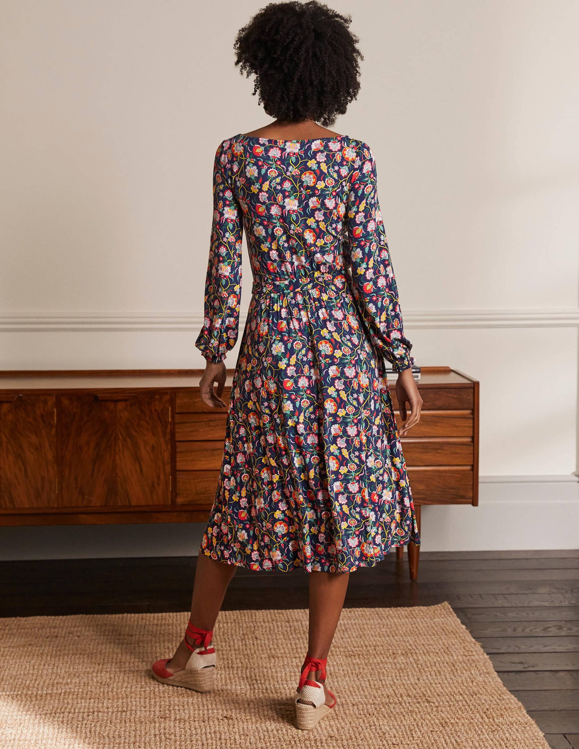Evelyn Jersey-Midikleid-Französisches Navy, Üppige Blumen - Image 3