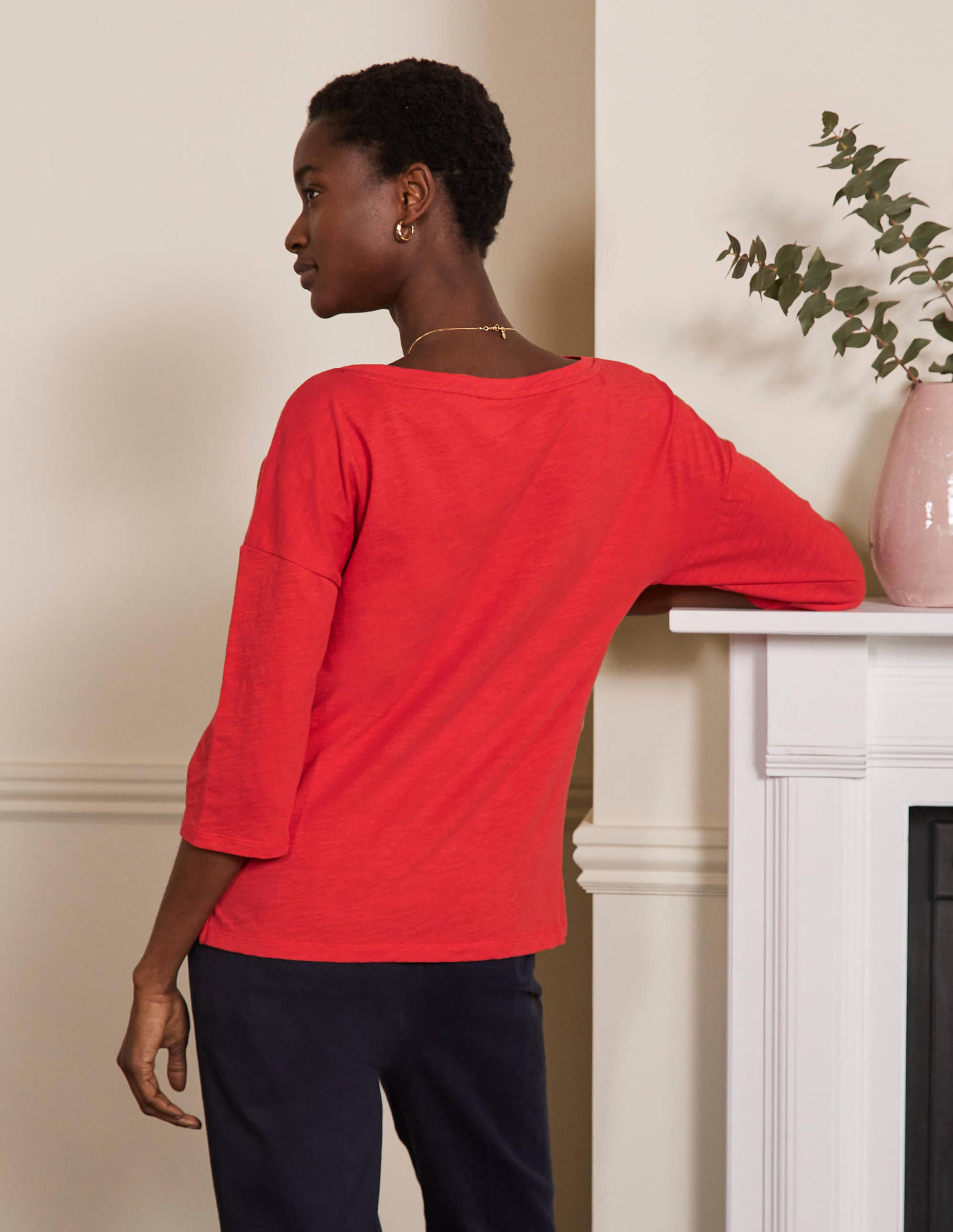 Le T-shirt à col bateau en coton-Rouge cerise - Image 3
