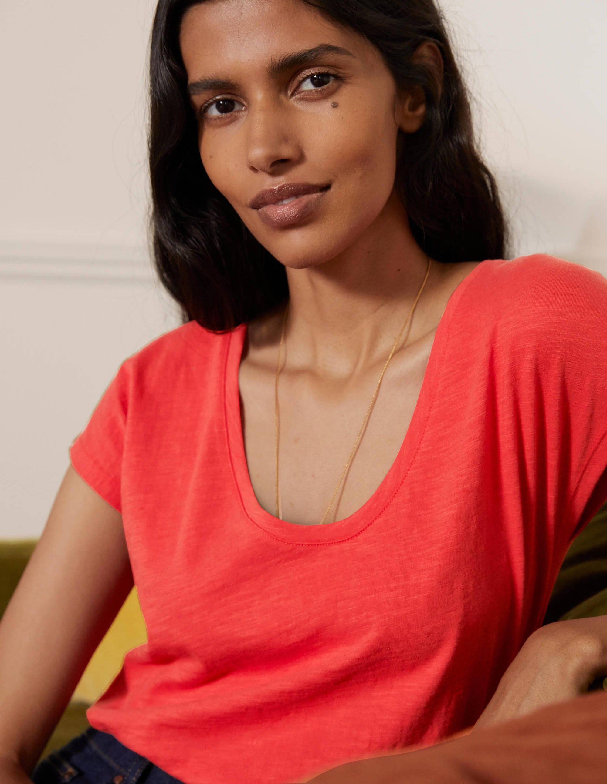 Le T-shirt à col V arrondi en coton-Rouge cerise - Image 1
