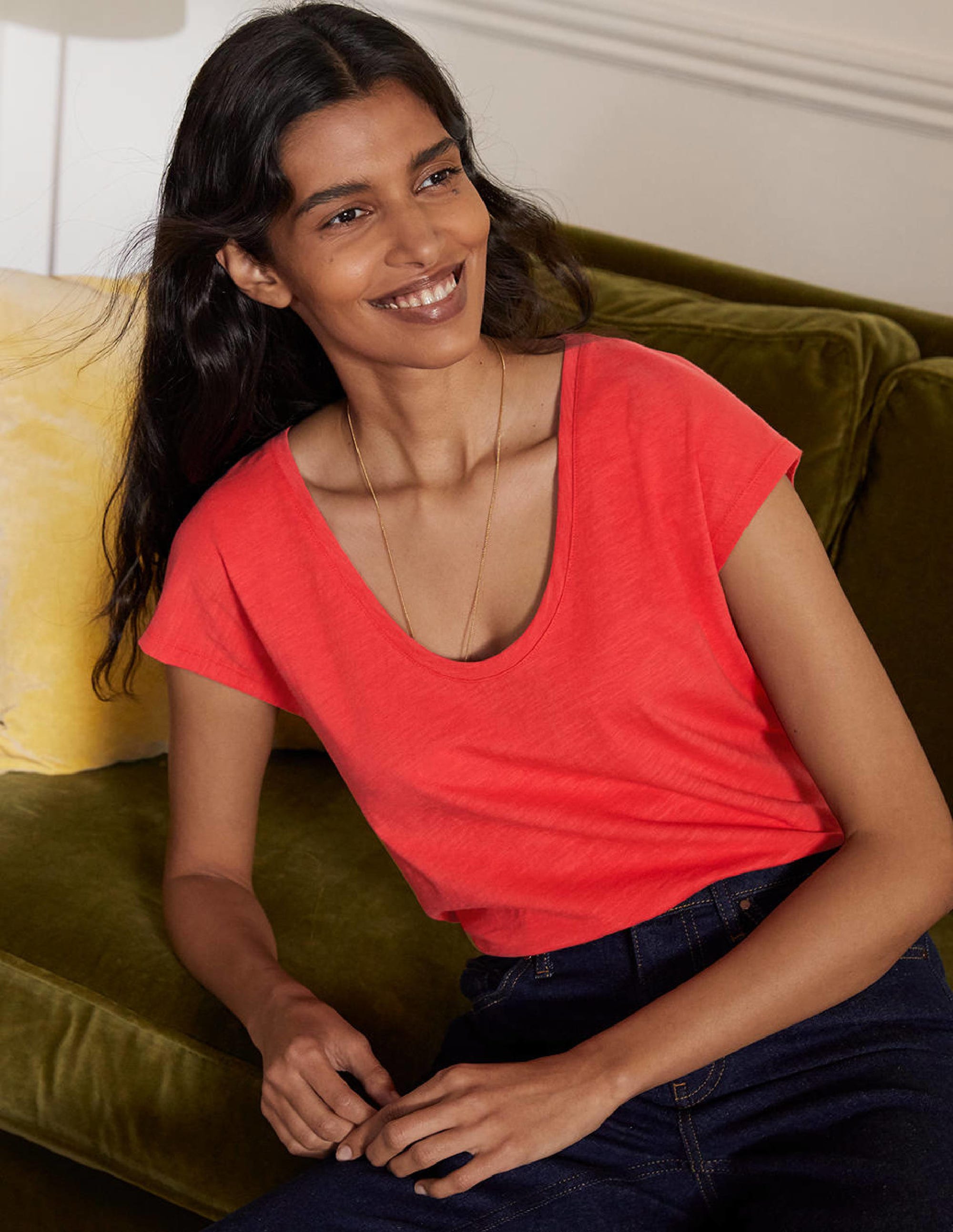 Le T-shirt à col V arrondi en coton-Rouge cerise - Image 2
