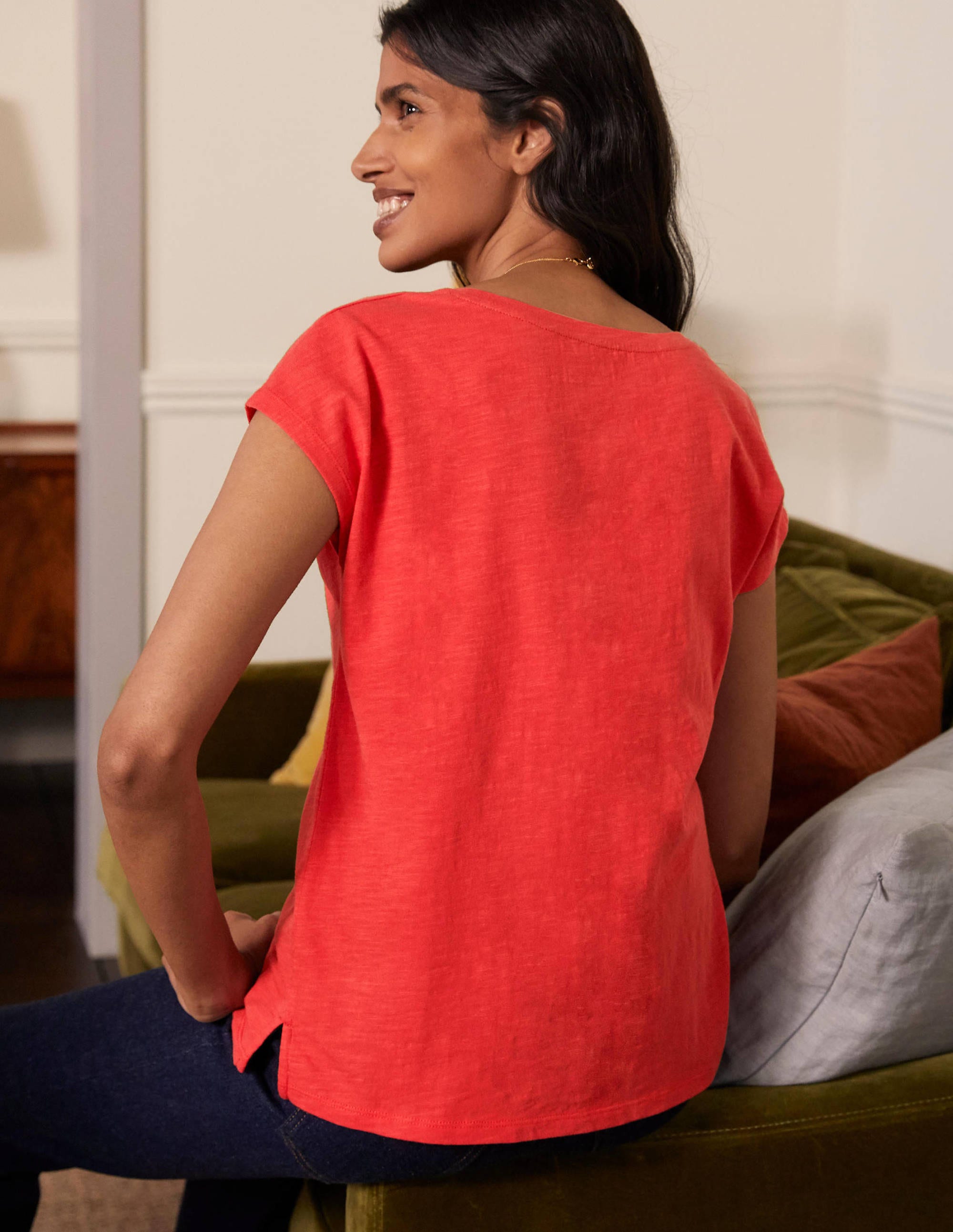 Le T-shirt à col V arrondi en coton-Rouge cerise - Image 3