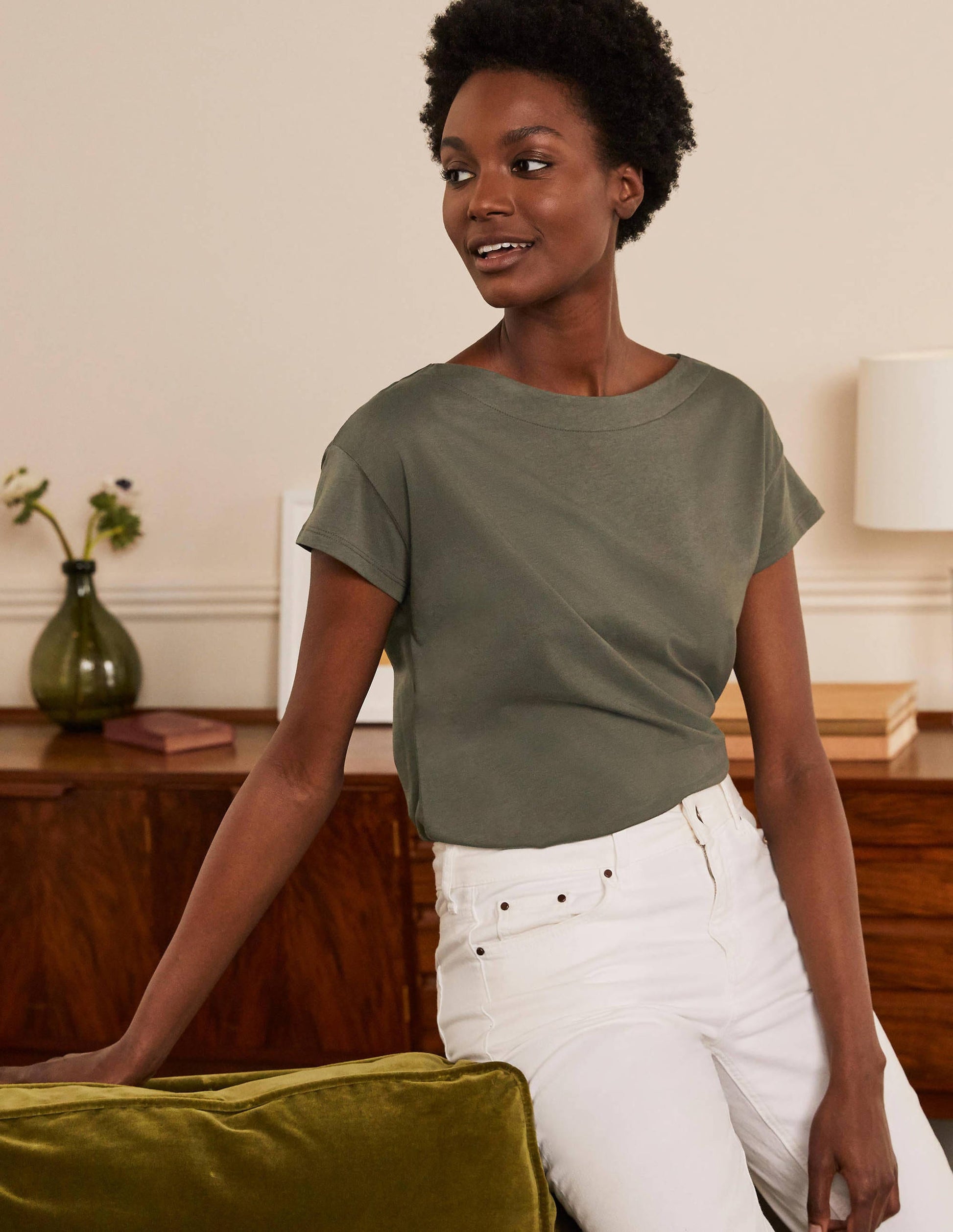 Superweiches T-Shirt mit U-Boot-Ausschnitt-Klassisches Khaki-1