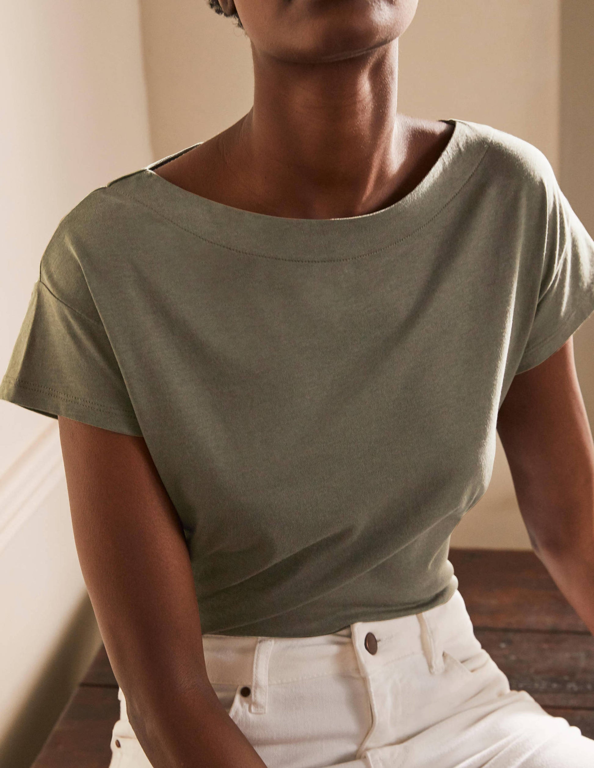 Superweiches T-Shirt mit U-Boot-Ausschnitt-Klassisches Khaki-2