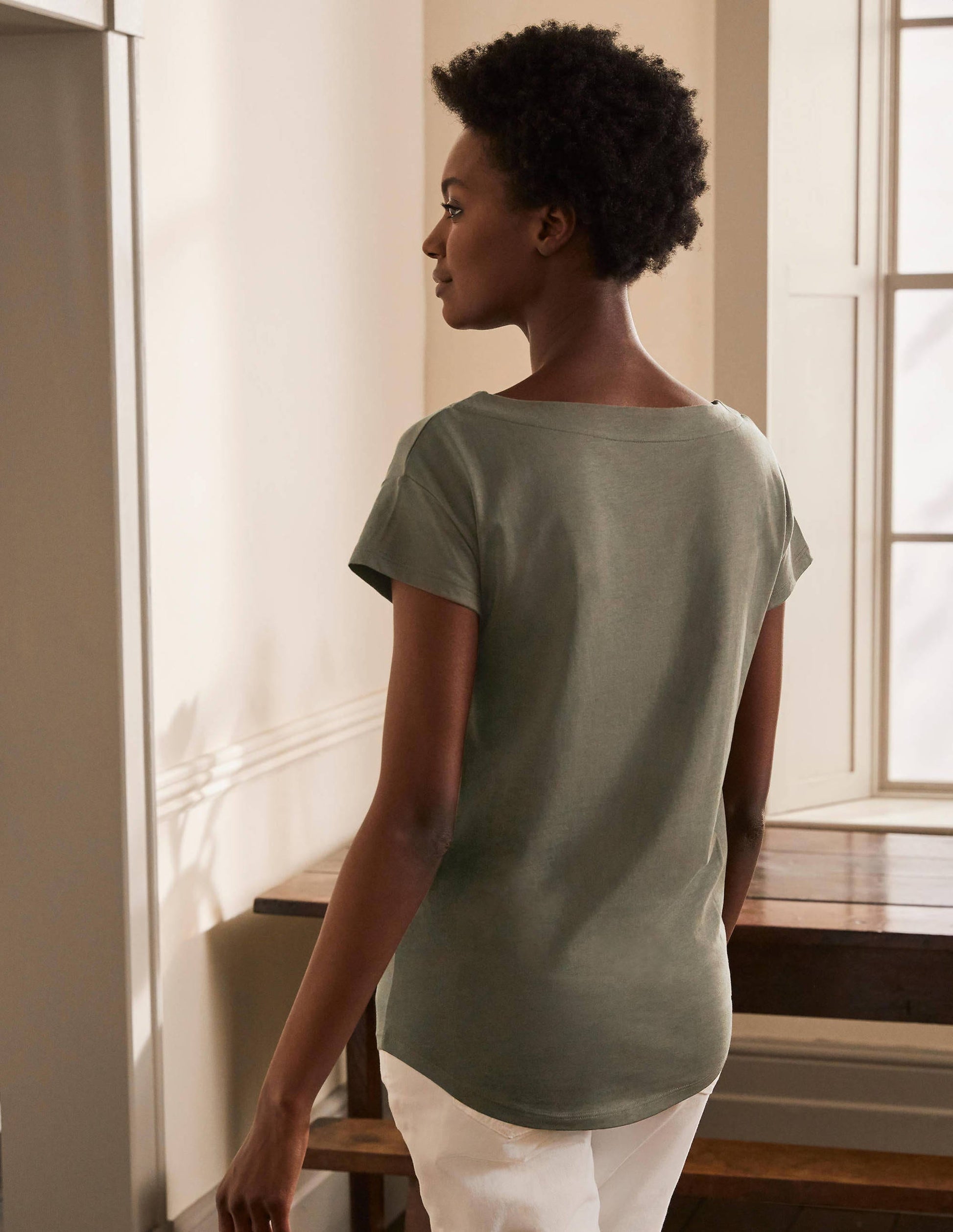 Superweiches T-Shirt mit U-Boot-Ausschnitt-Klassisches Khaki-3