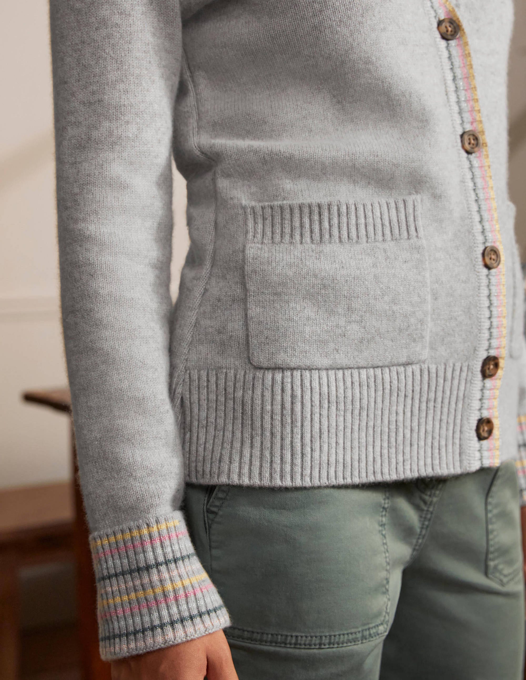 Kaschmircardigan mit Ärmelbündchen-Grau Melange - Image 2