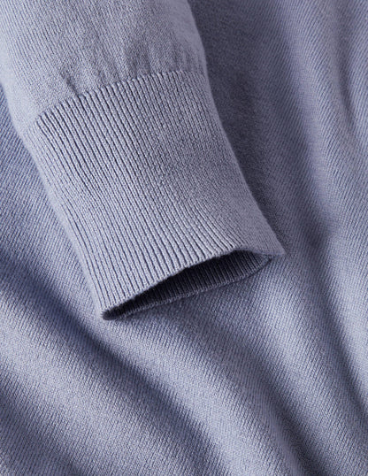 Baumwollpullover mit V-Ausschnitt-Flussblau