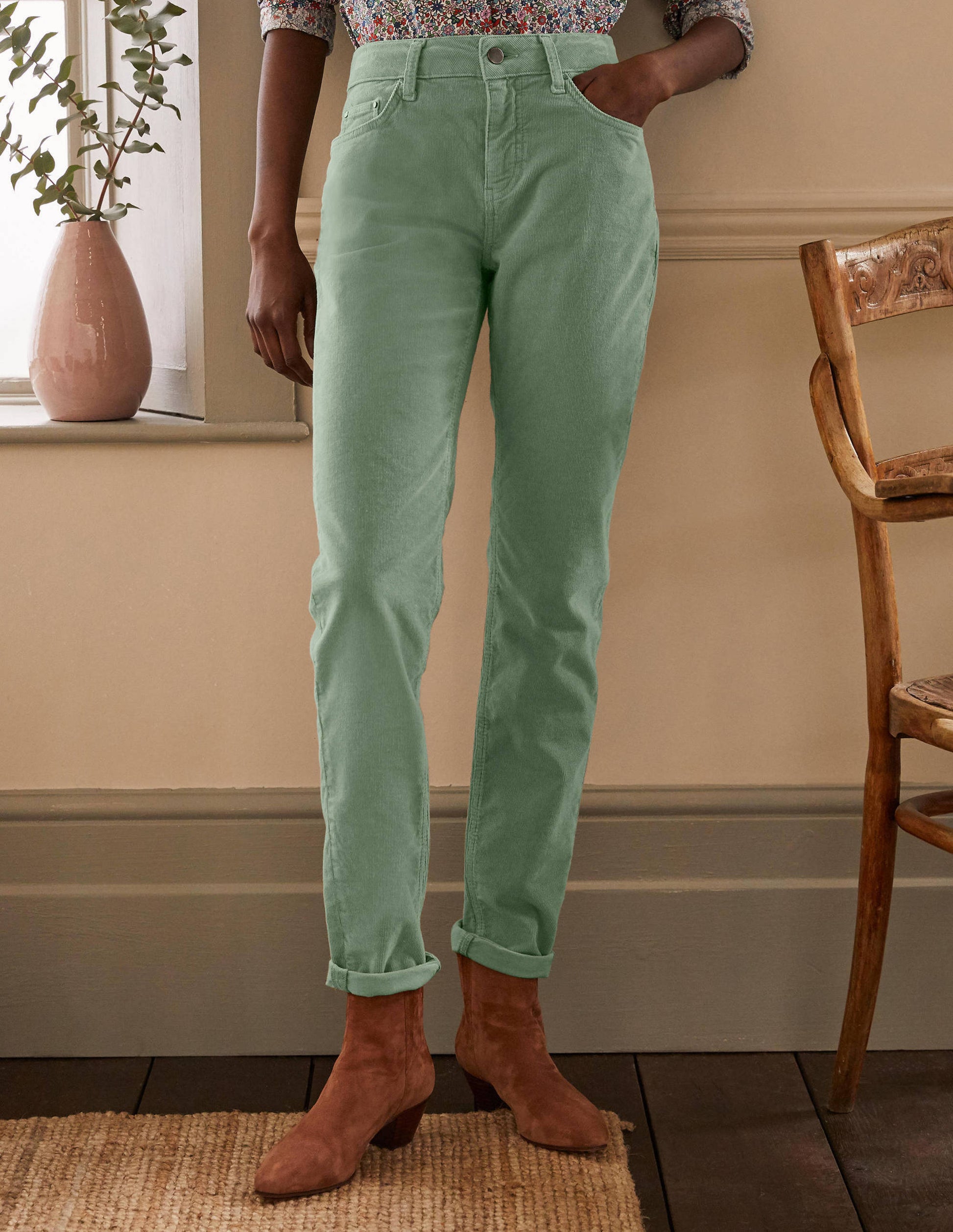 Girlfriend-Cordjeans-Helles Olivgrün-4