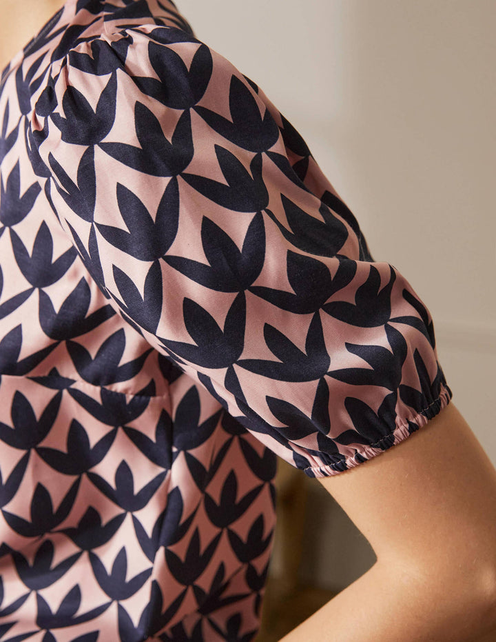 Adriana Oberteil mit Puffärmeln-Milchshake, Geometrisches Blütenblattmuster