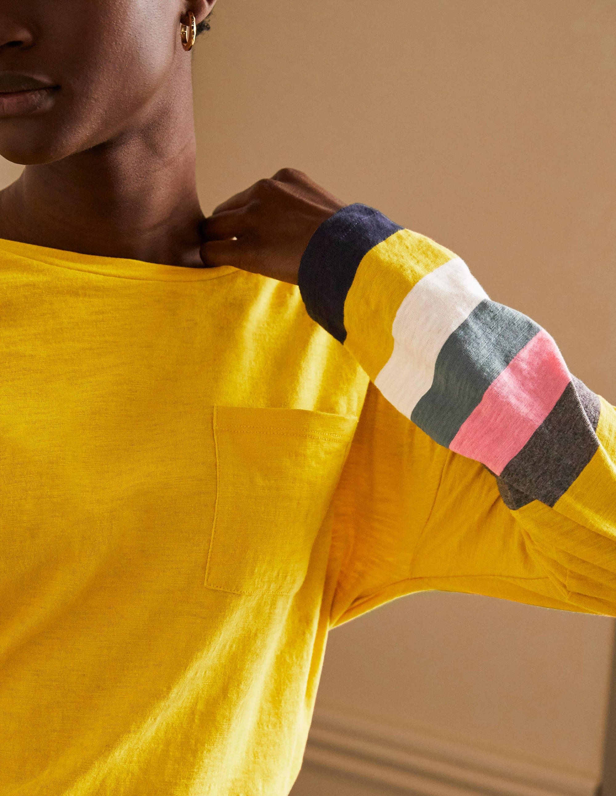 Kastenförmiges Jersey-T-Shirt-Gelb, Anthrazit-Bündchen - Image 1