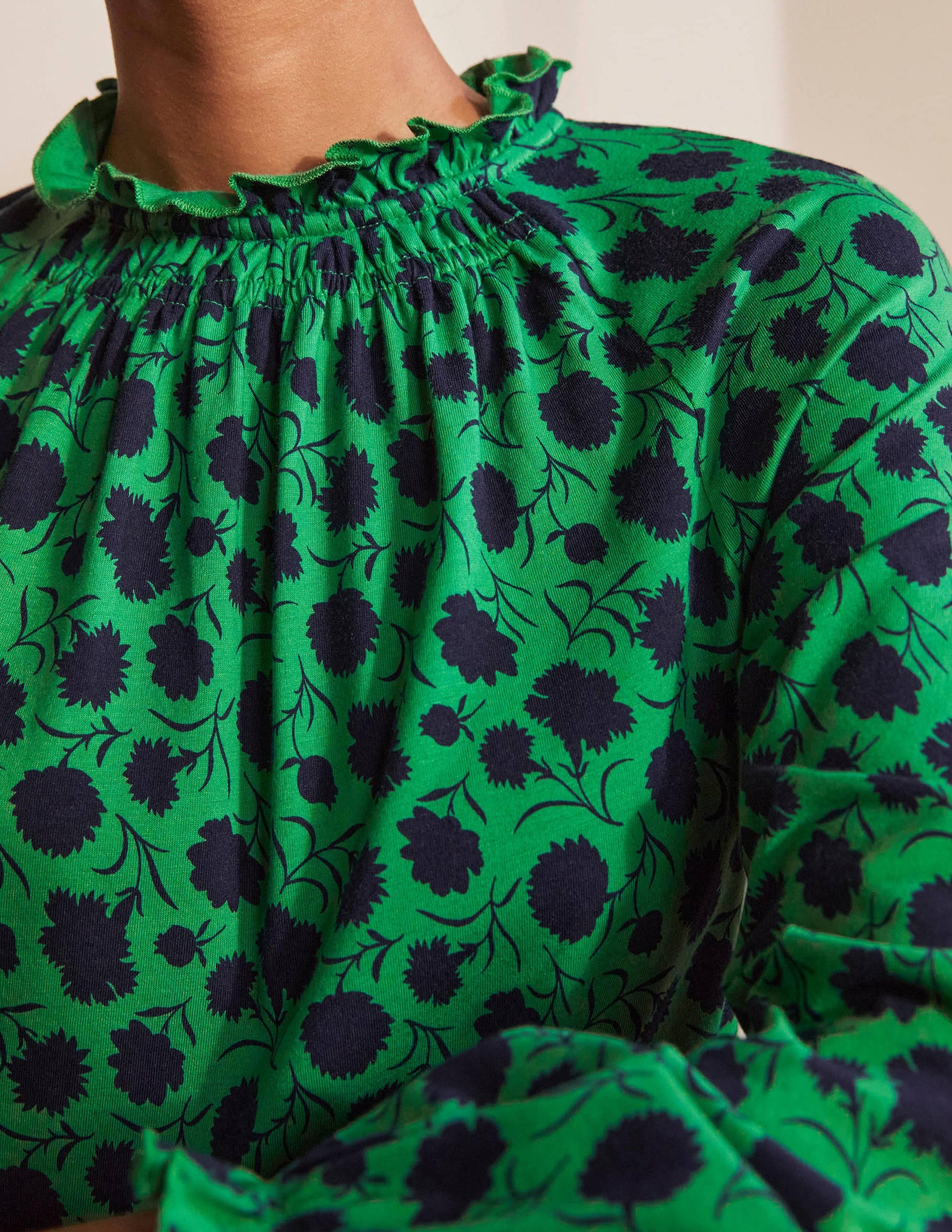 Jerseyoberteil mit gerüschtem Ausschnitt und Blousonärmeln-Baumgrün, Knospen mit Blättern-1