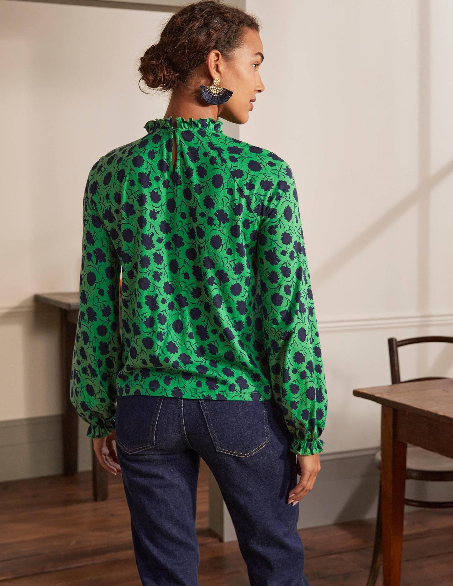 Jerseyoberteil mit gerüschtem Ausschnitt und Blousonärmeln-Baumgrün, Knospen mit Blättern