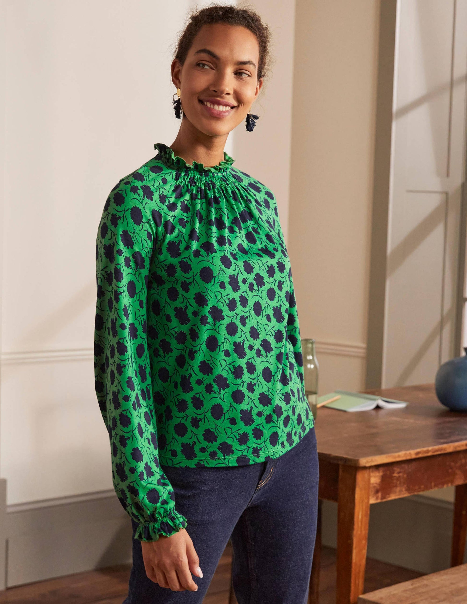 Jerseyoberteil mit gerüschtem Ausschnitt und Blousonärmeln-Baumgrün, Knospen mit Blättern-3