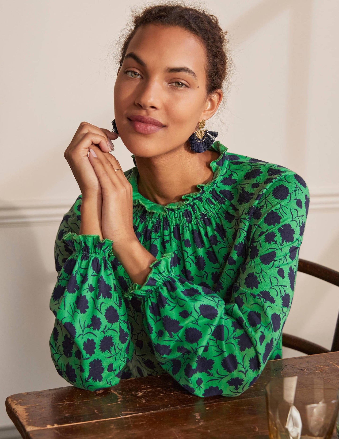 Jerseyoberteil mit gerüschtem Ausschnitt und Blousonärmeln-Baumgrün, Knospen mit Blättern