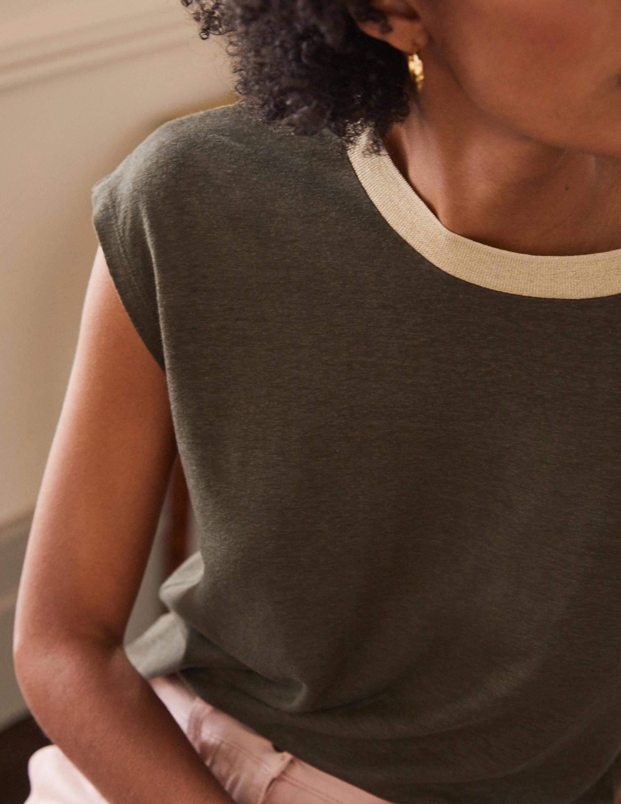 Jersey-T-Shirt mit glitzerndem Ausschnitt-Klassisches Khaki - Image 1