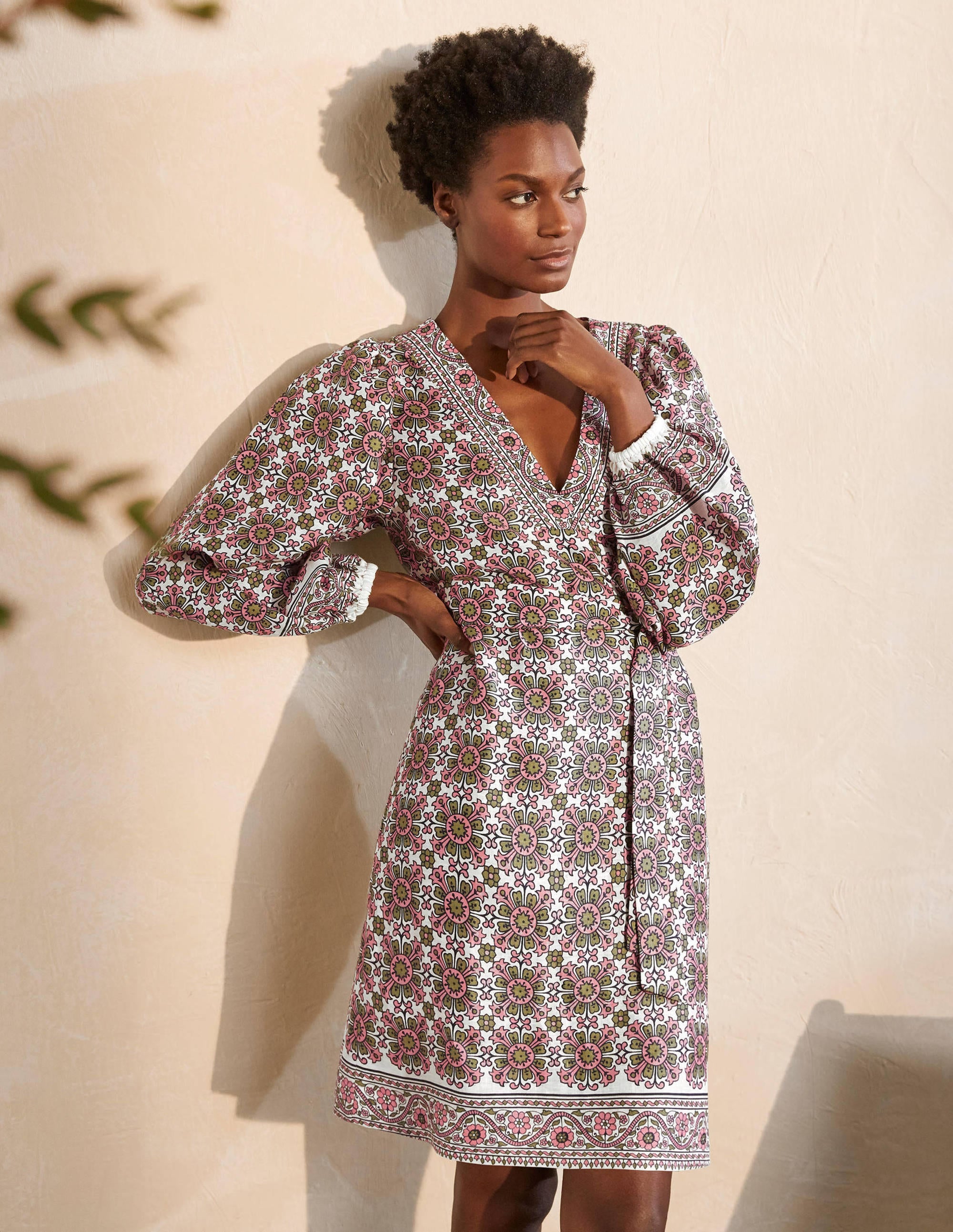 Robe Bridget en lin à ceinture-Ivoire et azalée, tuile flore - Image 1