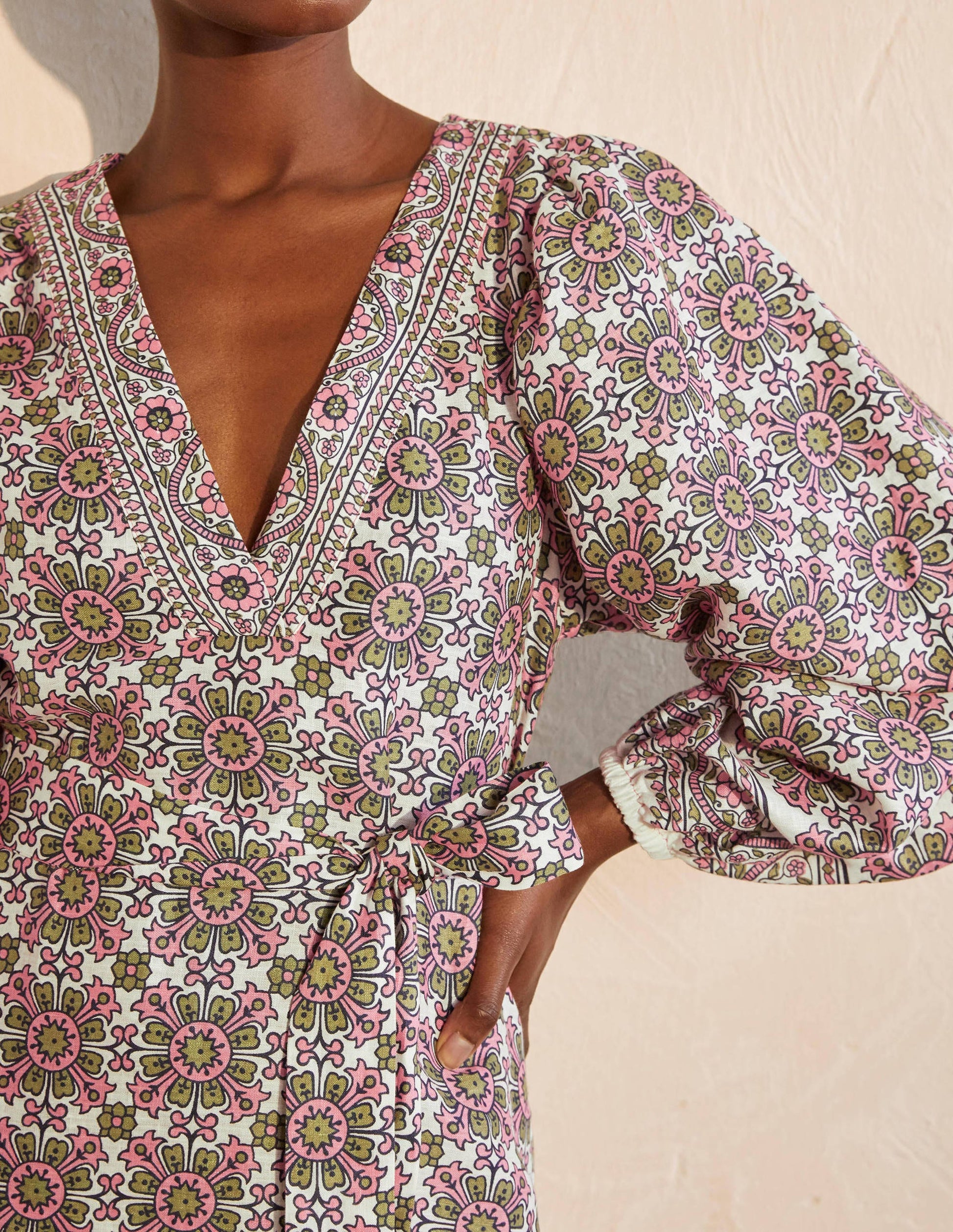 Robe Bridget en lin à ceinture-Ivoire et azalée, tuile flore-2
