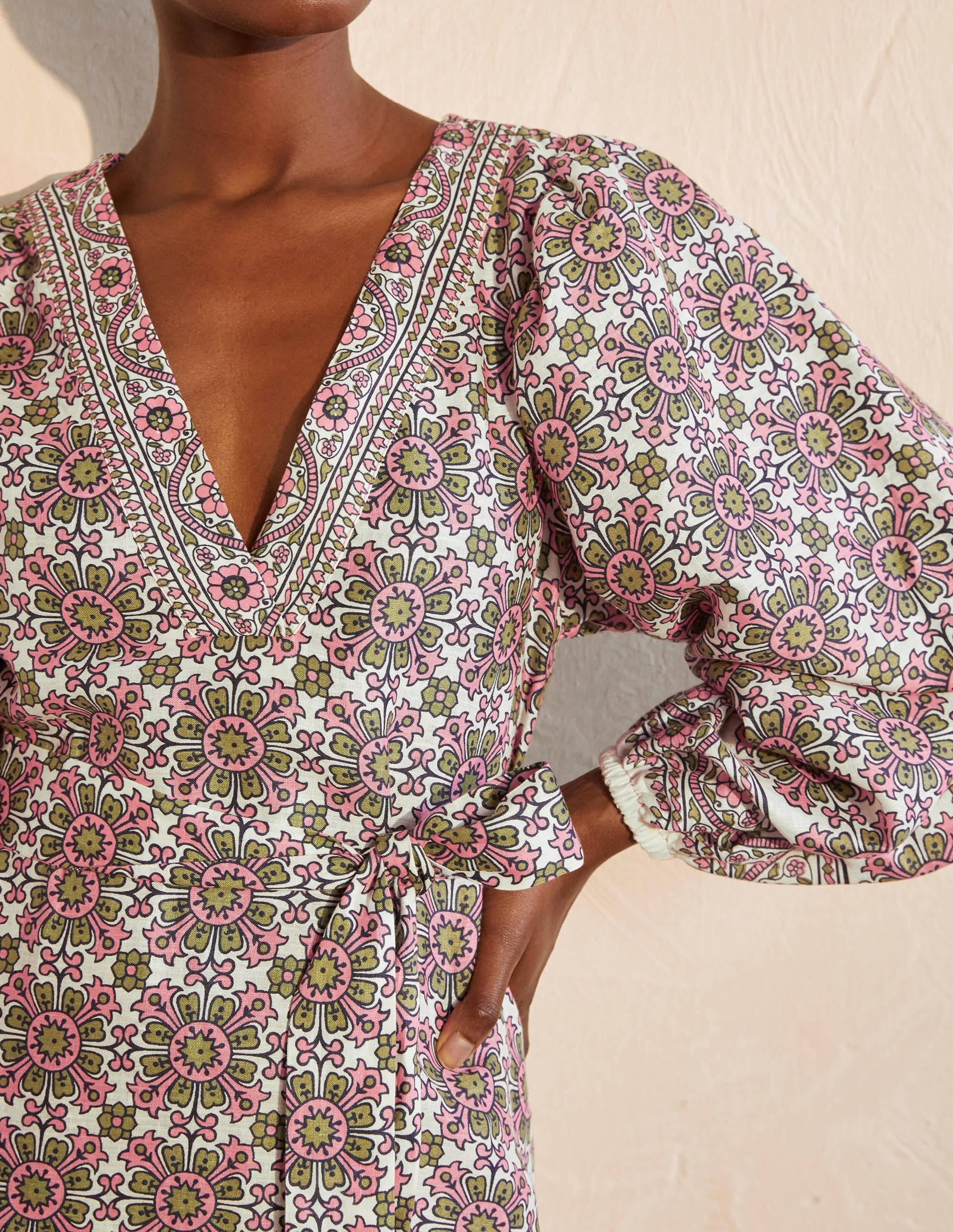 Robe Bridget en lin à ceinture-Ivoire et azalée, tuile flore - Image 2