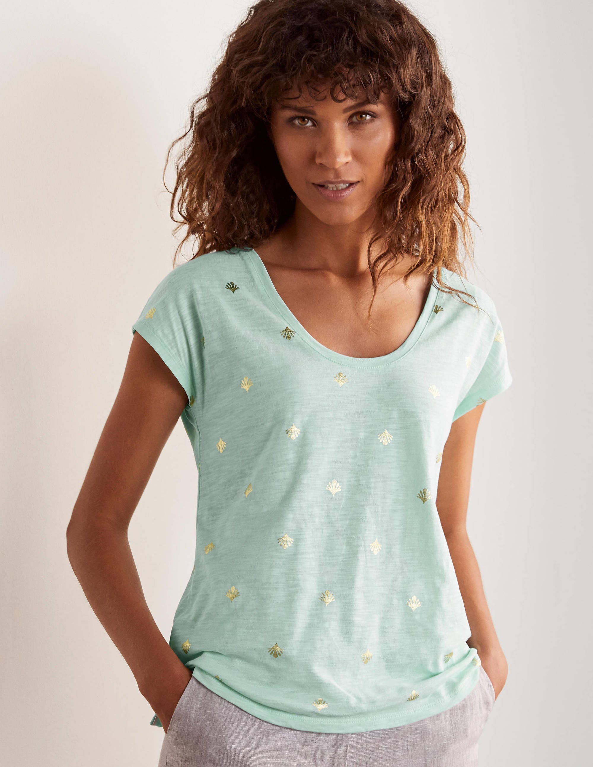 Fröhliches T-Shirt mit abgerundetem V-Ausschnitt-Mintgrün, Korallenkacheln - Image 1