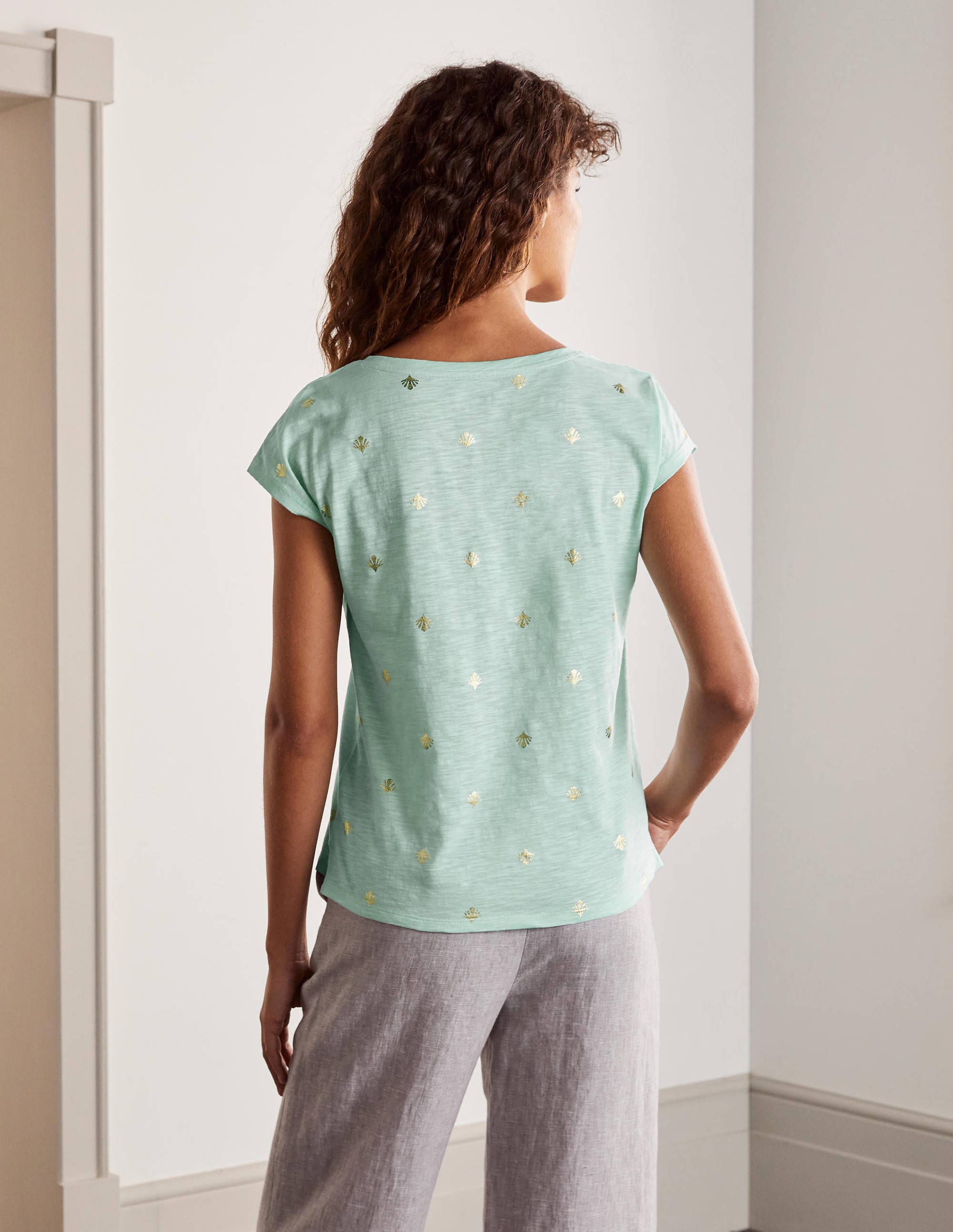 Fröhliches T-Shirt mit abgerundetem V-Ausschnitt-Mintgrün, Korallenkacheln - Image 3